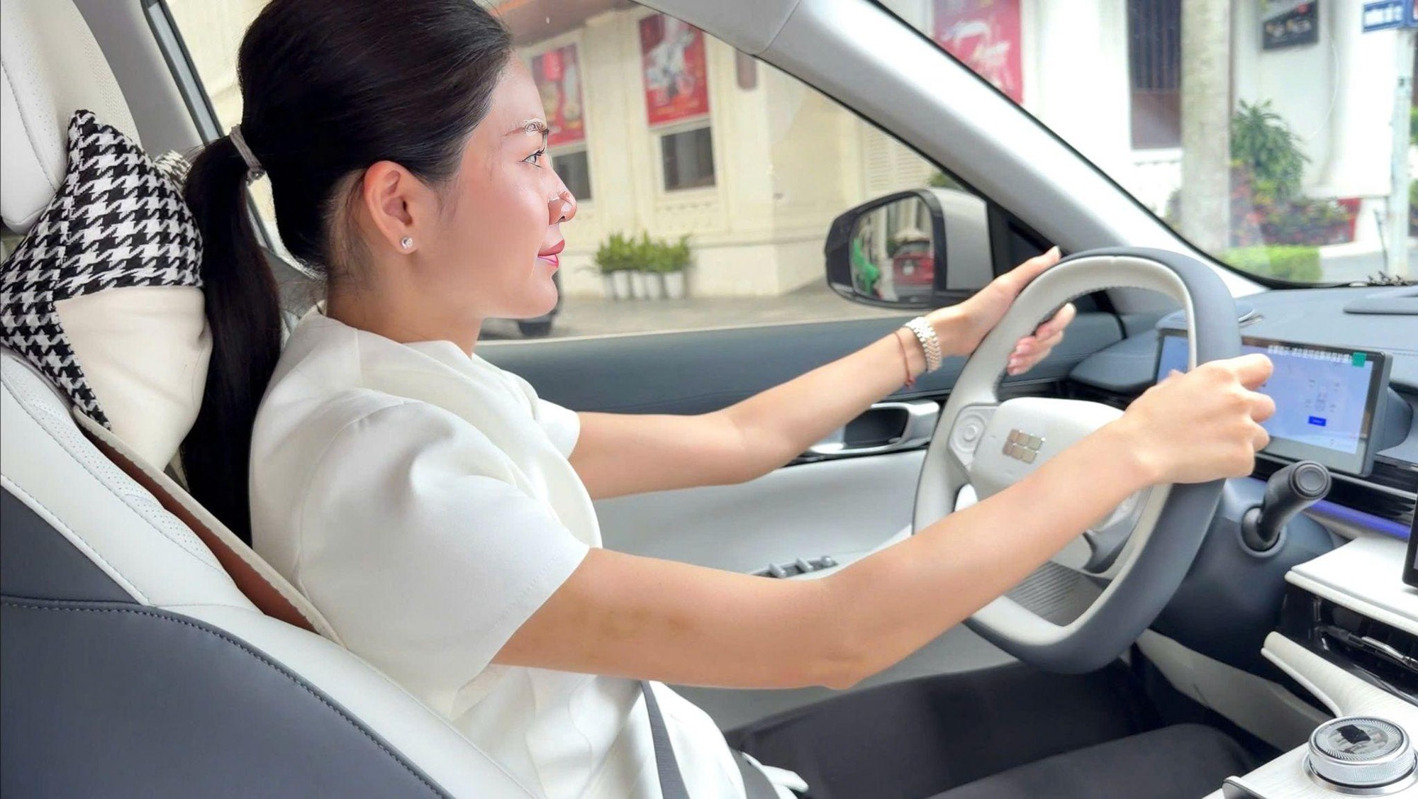 Tiết kiệm tối đa nhờ trạm sạc tại nh&agrave; v&agrave; điện mặt trời: Trải nghiệm thực tế từ nữ chủ nh&acirc;n Geely EX5- Ảnh 1.