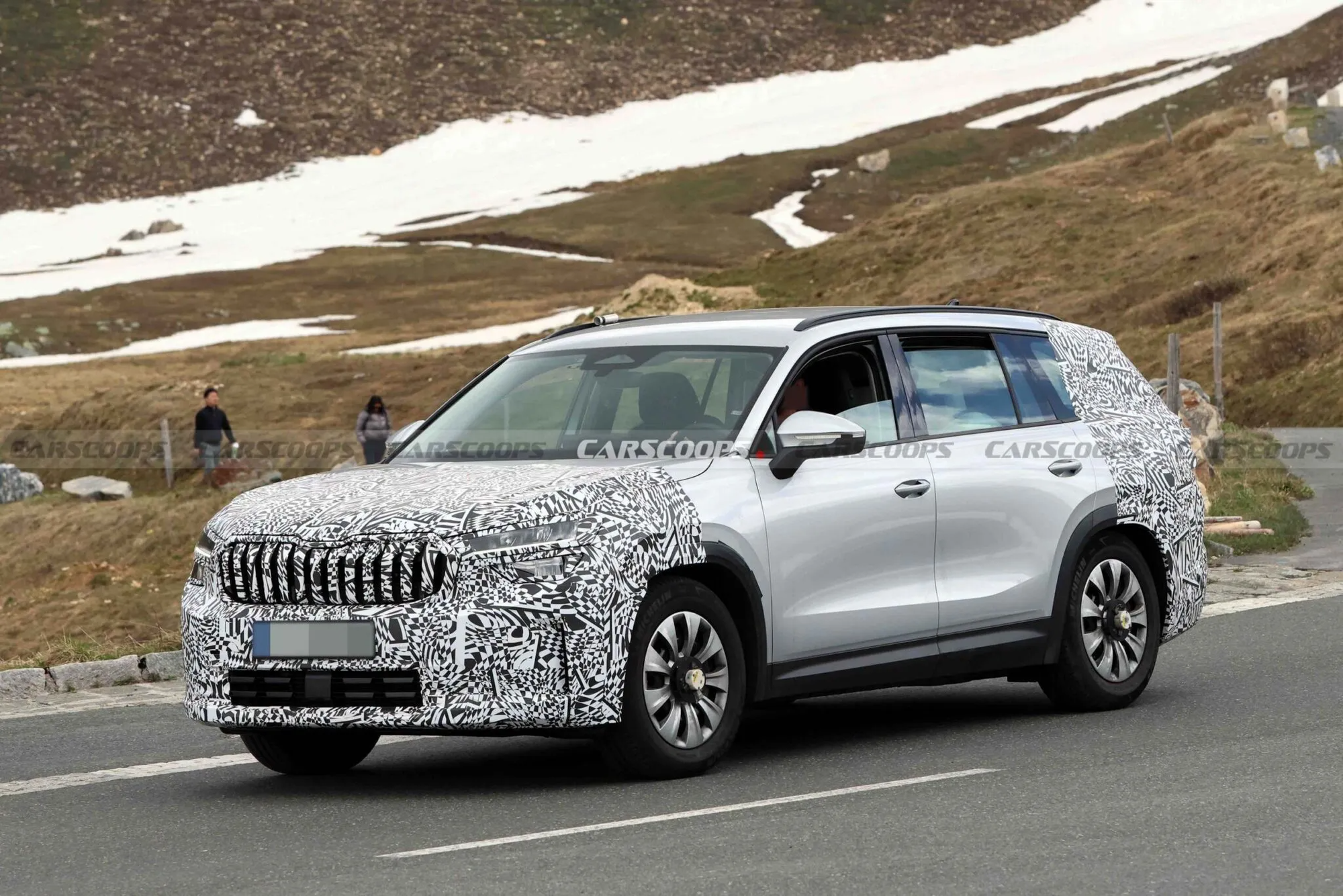 Skoda Kodiaq 2027 lộ diện: N&acirc;ng cấp từ thiết kế đến trang bị, c&oacute; phi&ecirc;n bản mạnh hơn 300 m&atilde; lực đủ khiến người d&ugrave;ng m&ecirc; mẩn- Ảnh 1.