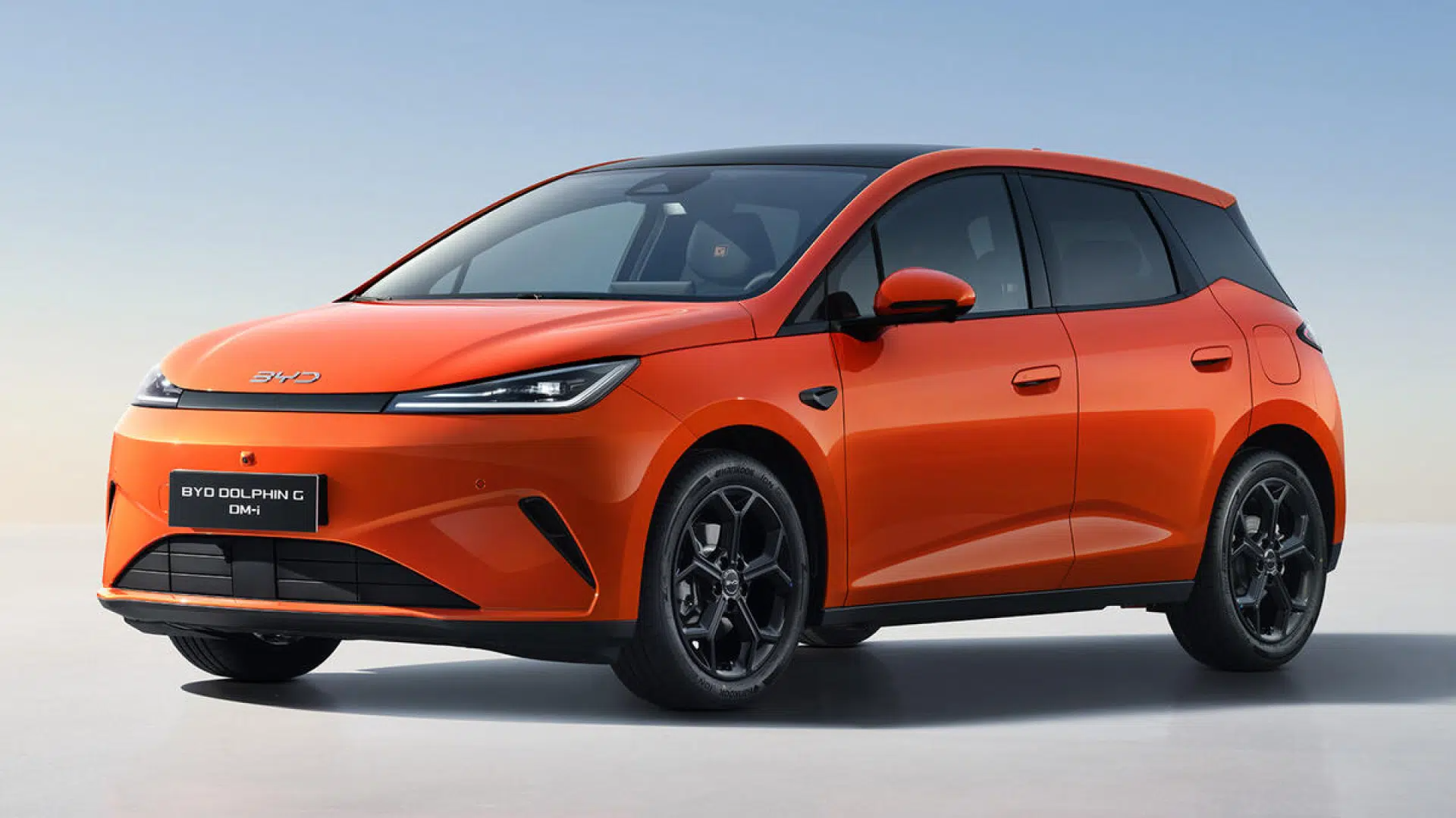 BYD Dolphin vừa ra mắt Việt Nam nay c&oacute; th&ecirc;m bản hybrid, sạc đầy đi được 1.000 km, kh&aacute;ch Việt muốn mua phải chờ kh&aacute; l&acirc;u- Ảnh 1.