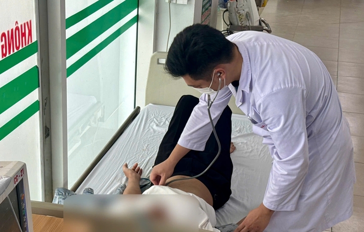 Cho&aacute;ng v&aacute;ng do trời nắng gắt, nam shipper đ&acirc;m v&agrave;o &ocirc; t&ocirc;- Ảnh 1.