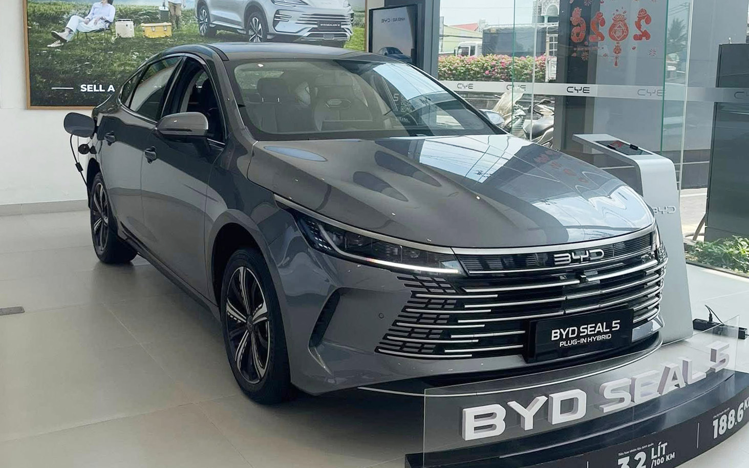BYD Seal 5 giảm gi&aacute; mạnh c&ograve;n 626 triệu đồng, đấu Mazda3, K3 bằng PHEV chạy 120km kh&ocirc;ng cần xăng- Ảnh 1.