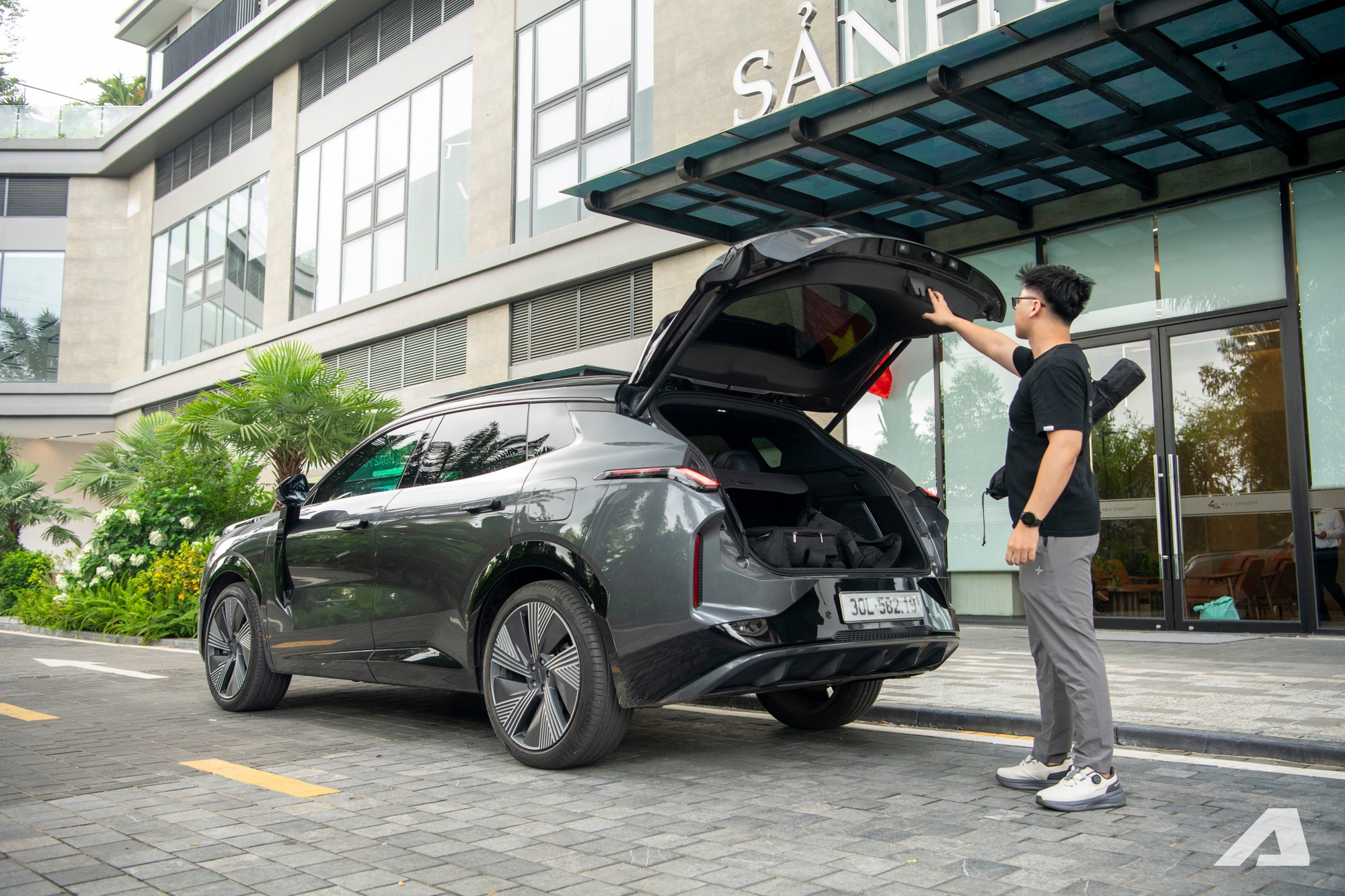 Chủ xe Gen Z n&oacute;i về Lynk & Co 08 sau 7.000km: Đi h&agrave;ng ng&agrave;y như xe điện, nhiều c&ocirc;ng nghệ nhưng c&ograve;n v&agrave;i t&iacute;nh năng chưa hợp Việt Nam- Ảnh 6.