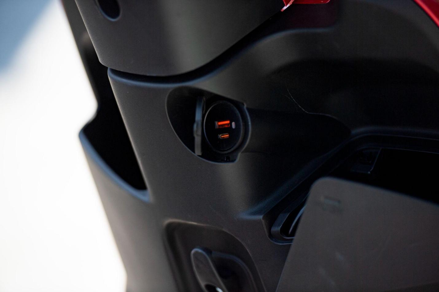 Trải nghiệm Dat Bike ERA: Động cơ dư dả để chở cả gia đ&igrave;nh, pin &ldquo;tr&acirc;u b&ograve;&rdquo;, cốp si&ecirc;u rộng cho chị em th&iacute;ch mua sắm- Ảnh 12.
