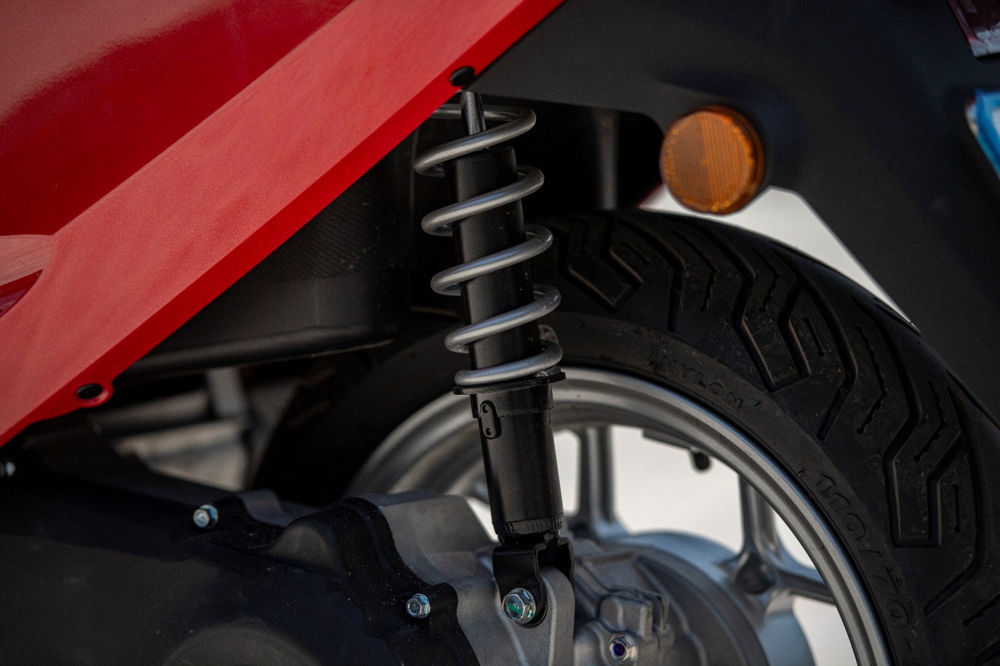 Trải nghiệm Dat Bike ERA: Động cơ dư dả để chở cả gia đ&igrave;nh, pin &ldquo;tr&acirc;u b&ograve;&rdquo;, cốp si&ecirc;u rộng cho chị em th&iacute;ch mua sắm- Ảnh 11.