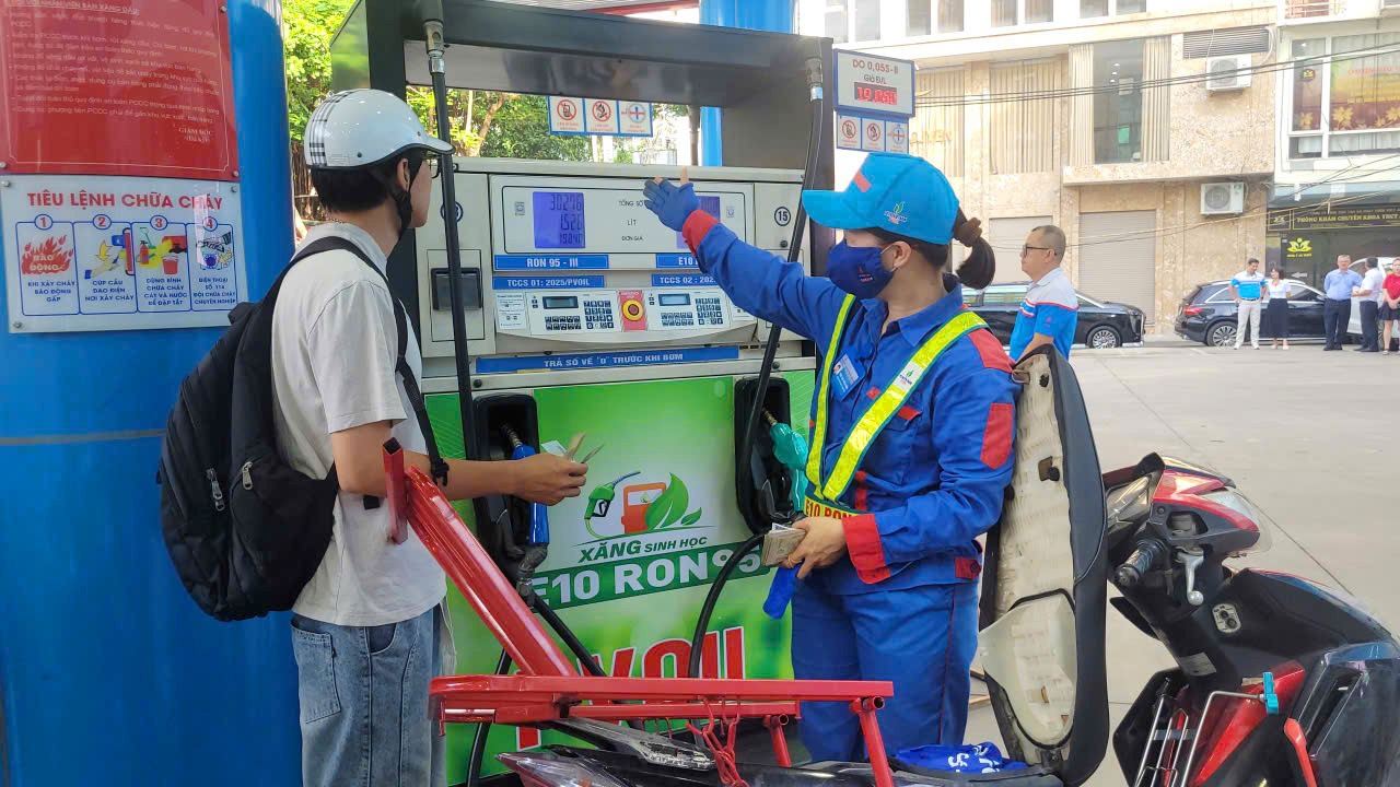Bộ C&ocirc;ng Thương c&oacute; chỉ đạo s&aacute;t ng&agrave;y xăng E10 b&aacute;n tr&ecirc;n to&agrave;n quốc- Ảnh 1.