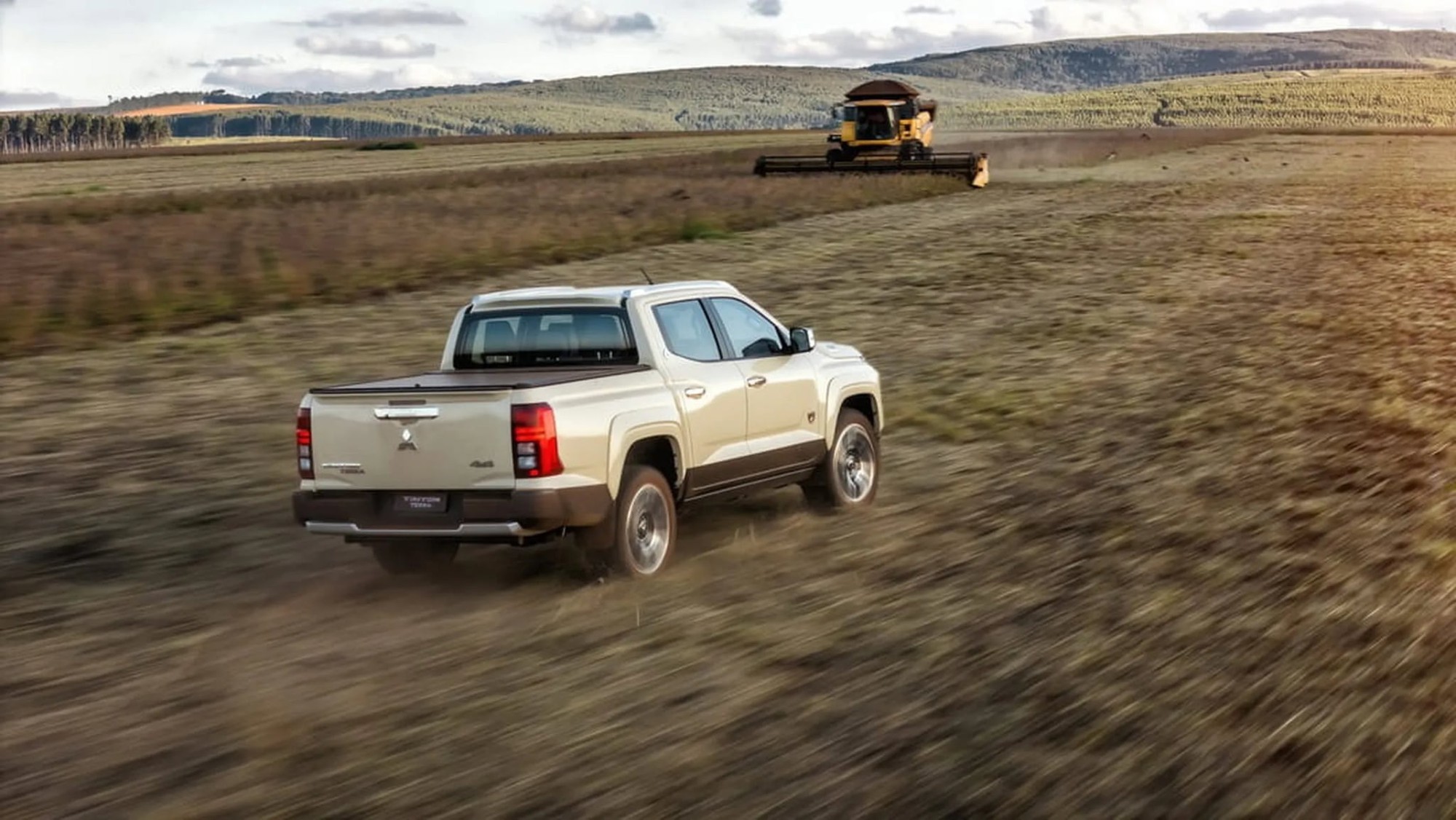 Mitsubishi Triton th&ecirc;m bản 'n&ocirc;ng d&acirc;n' nhưng như cho đại gia: Nội thất da, m&acirc;m 20 inch, chỉ 300 chiếc, l&agrave; biến thể gi&aacute; cao nhất- Ảnh 3.