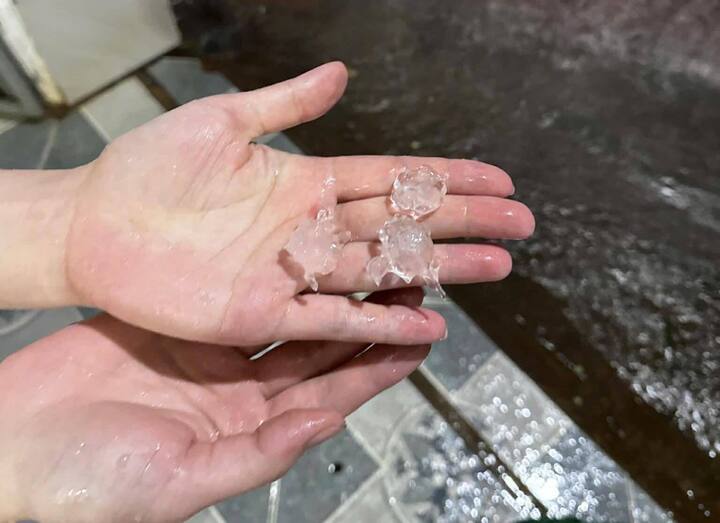 Mưa đ&aacute; xuất hiện ở H&agrave; Nội v&agrave; c&aacute;c tỉnh miền Bắc l&agrave;m vỡ k&iacute;nh &ocirc; t&ocirc;, thủng m&aacute;i nh&agrave;- Ảnh 1.