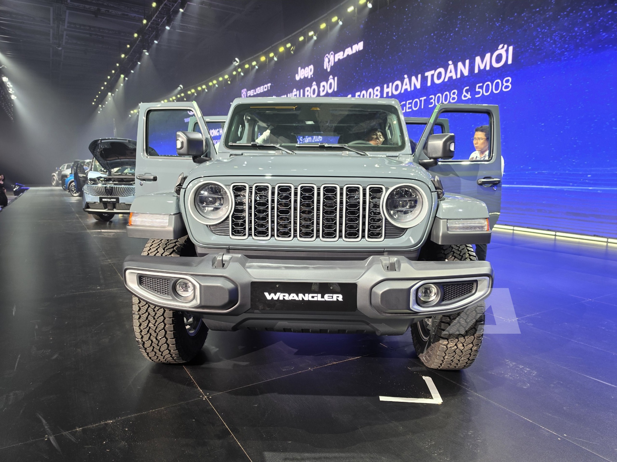 Jeep Wrangler, Ram 1500 't&aacute;i xuất' Việt Nam: SUV địa h&igrave;nh biểu tượng từ 2,999 tỷ đồng, b&aacute;n tải 540 m&atilde; lực mạnh nhất ph&acirc;n kh&uacute;c đắt ngang Porsche Cayenne- Ảnh 3.