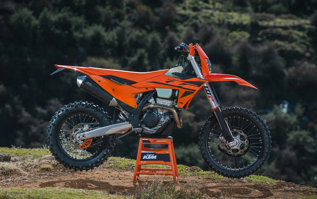 KTM bị c&aacute;o buộc b&aacute;n xe độ cho kh&aacute;ch h&agrave;ng: H&atilde;ng n&oacute;i đ&oacute; l&agrave; 'thủ thuật', l&yacute; do ph&iacute;a sau khiến nhiều người bị sốc- Ảnh 1.