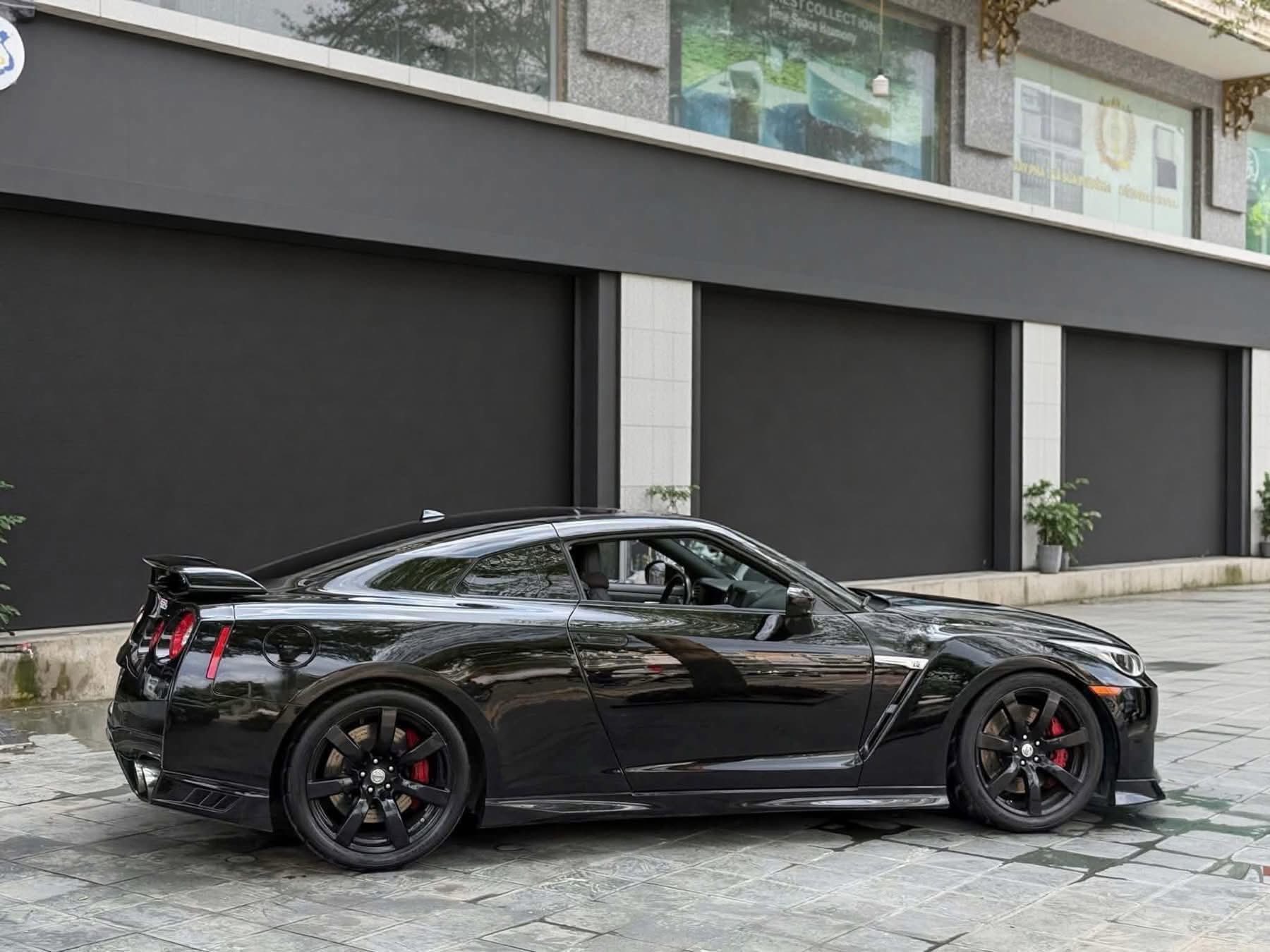 Nissan GT-R R35 rao gi&aacute; hơn 15 tỷ đồng: 17 năm tuổi nhưng mạnh như si&ecirc;u xe đời mới, tiền độ ngang Mercedes-Benz S-Class 'đập hộp'- Ảnh 2.