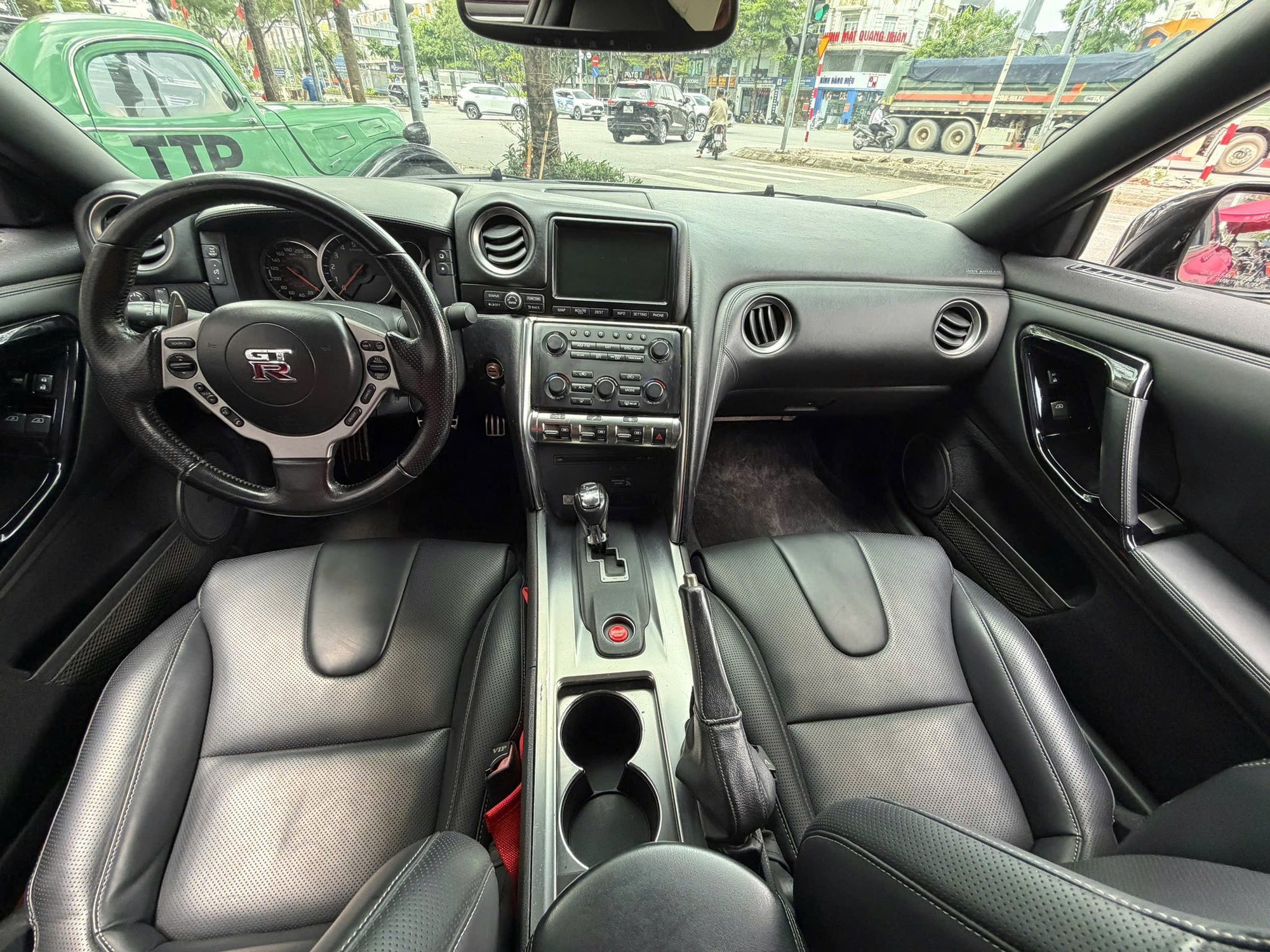 Nissan GT-R R35 rao gi&aacute; hơn 15 tỷ đồng: 17 năm tuổi nhưng mạnh như si&ecirc;u xe đời mới, tiền độ ngang Mercedes-Benz S-Class 'đập hộp'- Ảnh 3.