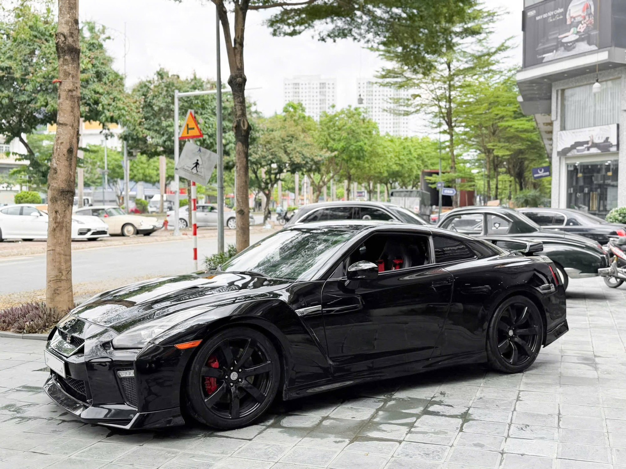 Nissan GT-R R35 rao gi&aacute; hơn 15 tỷ đồng: 17 năm tuổi nhưng mạnh như si&ecirc;u xe đời mới, tiền độ ngang Mercedes-Benz S-Class 'đập hộp'- Ảnh 1.