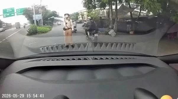 Vụ &ldquo;Anh l&agrave; Kh&uacute;c Cao Thế&rdquo;: T&agrave;i xế bị phạt 19,5 triệu đồng- Ảnh 1.