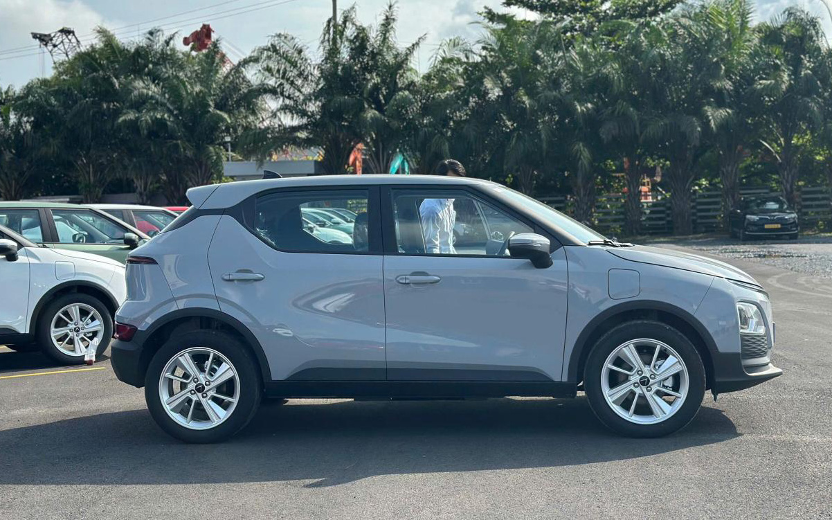D&agrave;n xe lạ giống VinFast VF 5 mới tiếp tục lộ diện: Đầu g&oacute;c cạnh, c&aacute;nh gi&oacute; d&agrave;i thể thao hơn, m&acirc;m lớn như VF 6- Ảnh 3.