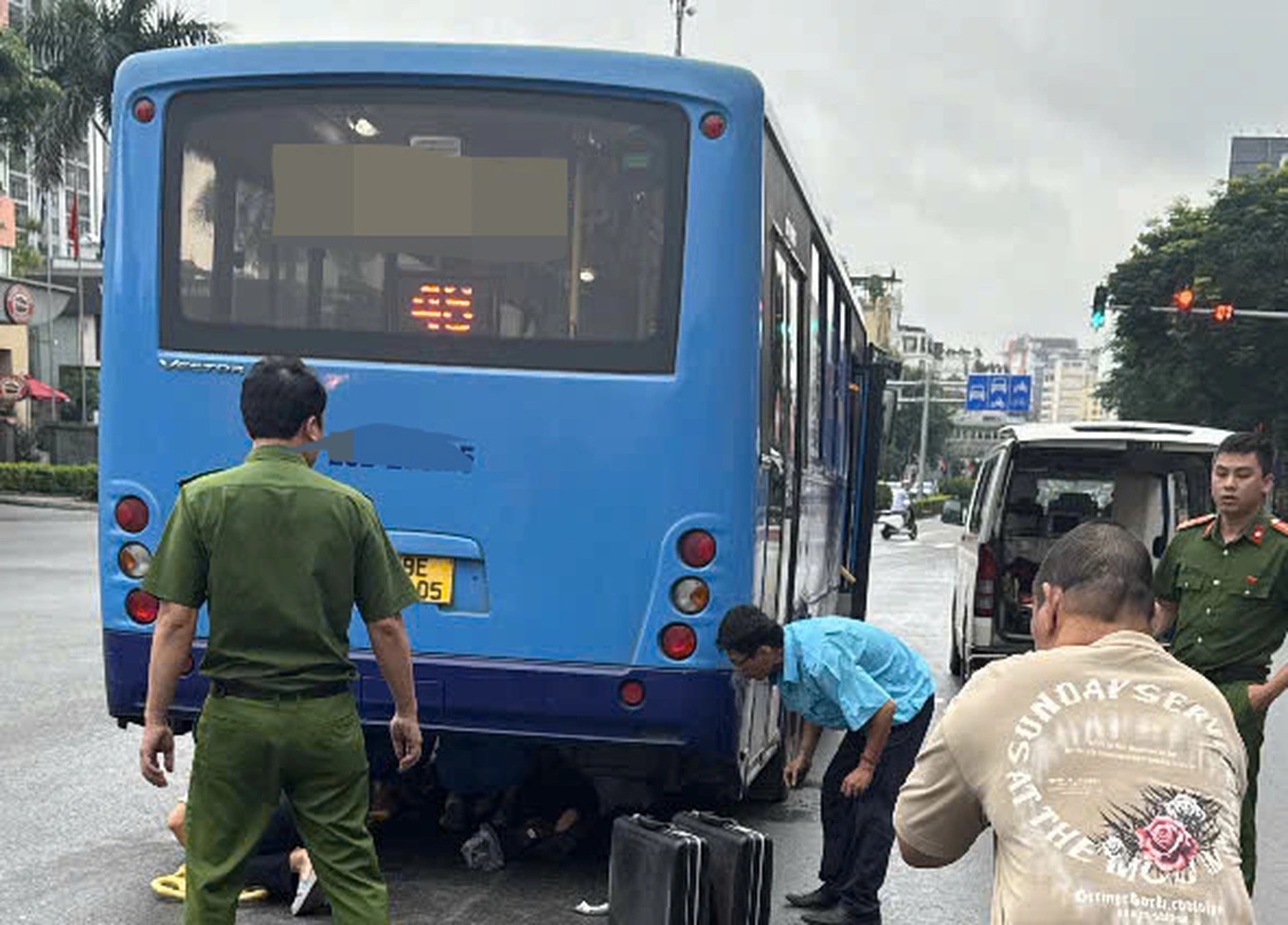 H&agrave; Nội: Hiện trường vụ h&agrave;ng chục người n&acirc;ng xe bu&yacute;t cứu người phụ nữ kẹt dưới gầm xe, t&igrave;nh trạng nạn nh&acirc;n- Ảnh 1.