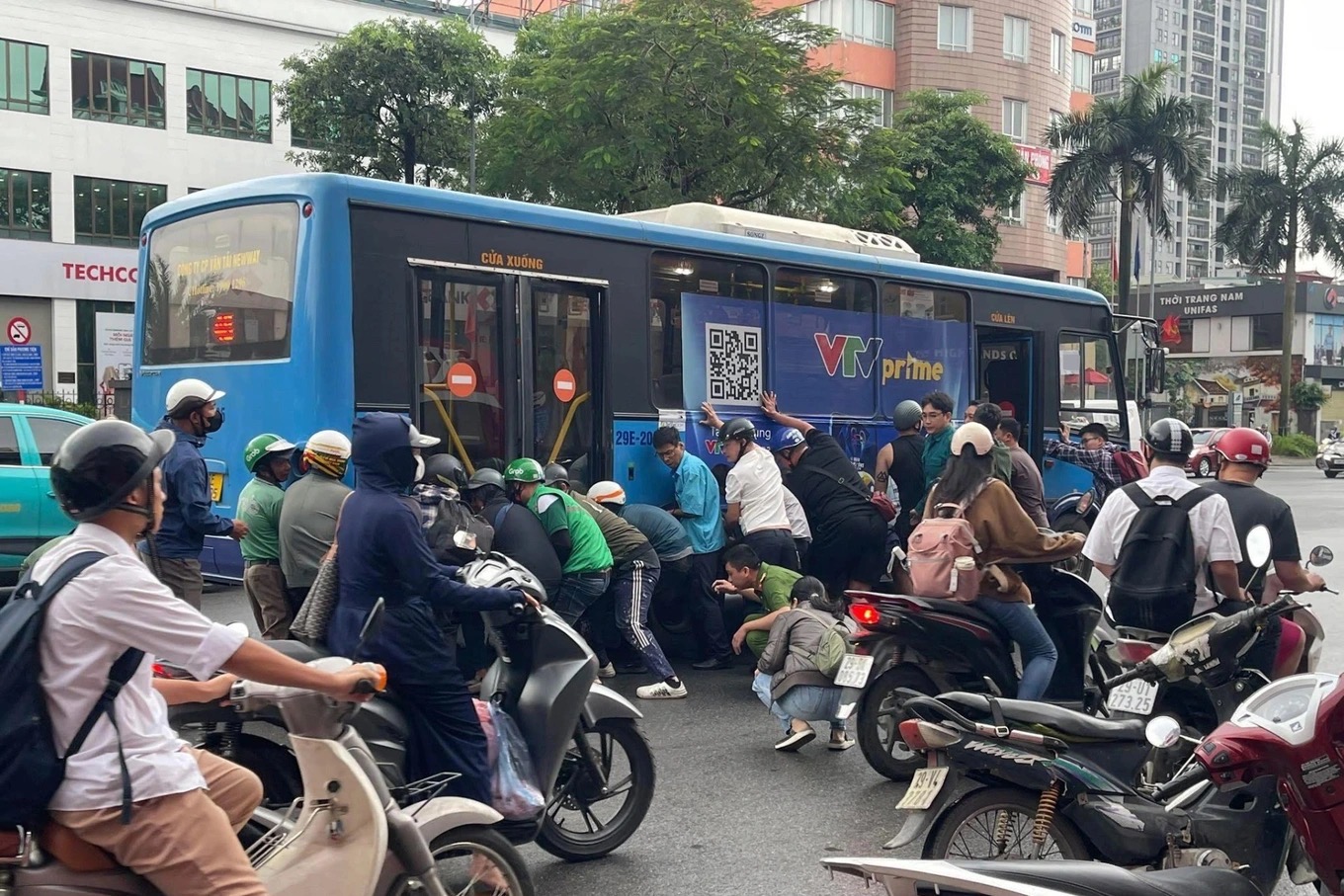 H&agrave; Nội: Hiện trường vụ h&agrave;ng chục người n&acirc;ng xe bu&yacute;t cứu người phụ nữ kẹt dưới gầm xe, t&igrave;nh trạng nạn nh&acirc;n- Ảnh 2.