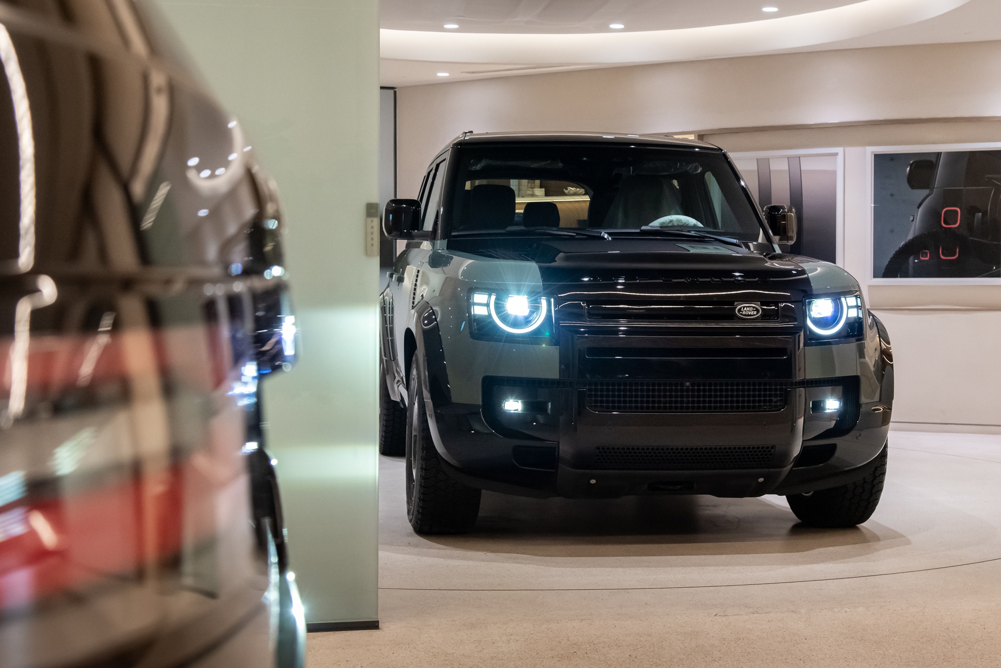 Cận cảnh Defender Trophy Edition đầu ti&ecirc;n tại Việt Nam: Gi&aacute; gần 7,5 tỷ, nhiều trang bị off-road &lsquo;tận răng&rsquo; phục vụ đi đua- Ảnh 23.