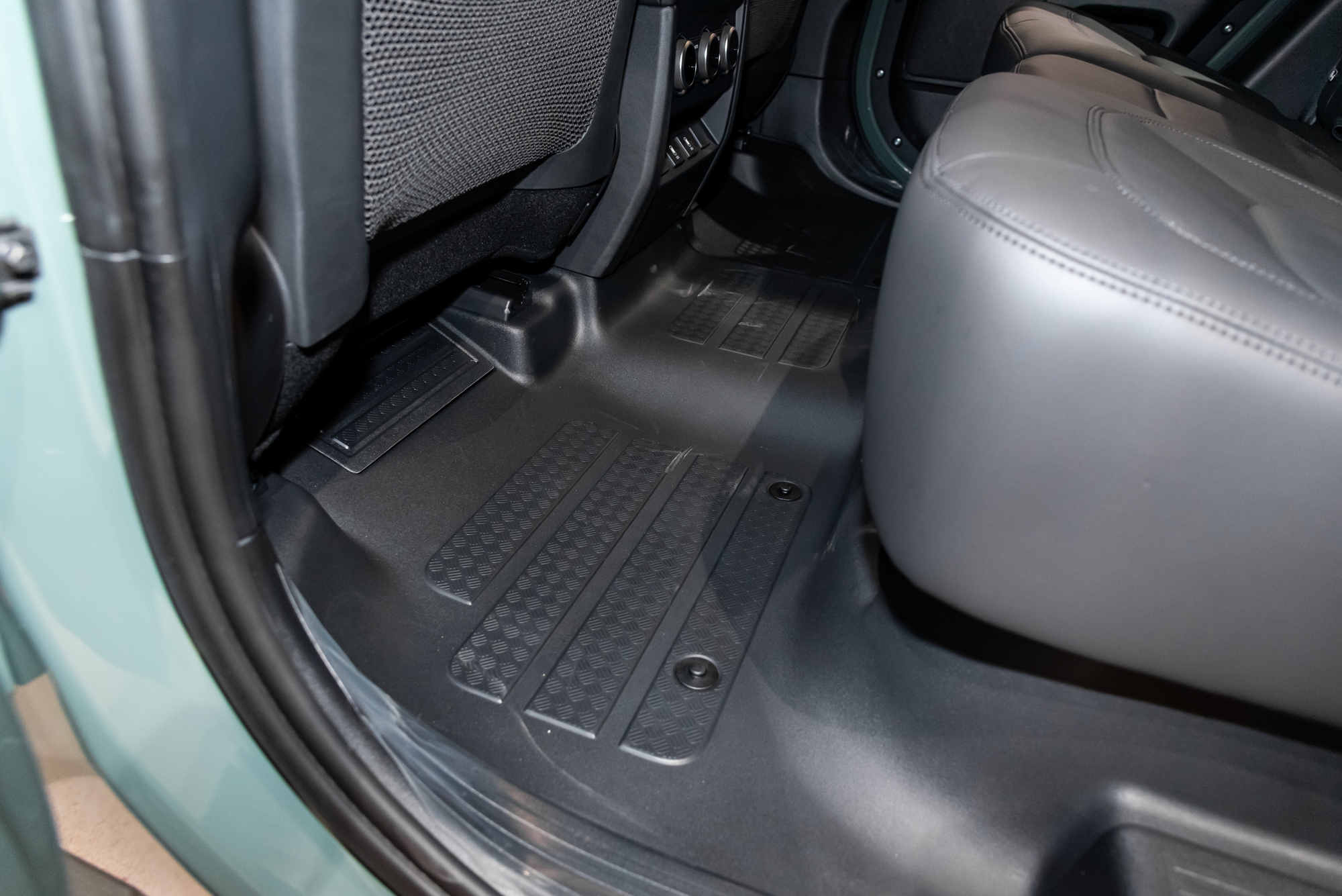 Cận cảnh Defender Trophy Edition đầu ti&ecirc;n tại Việt Nam: Gi&aacute; gần 7,5 tỷ, nhiều trang bị off-road &lsquo;tận răng&rsquo; phục vụ đi đua- Ảnh 22.
