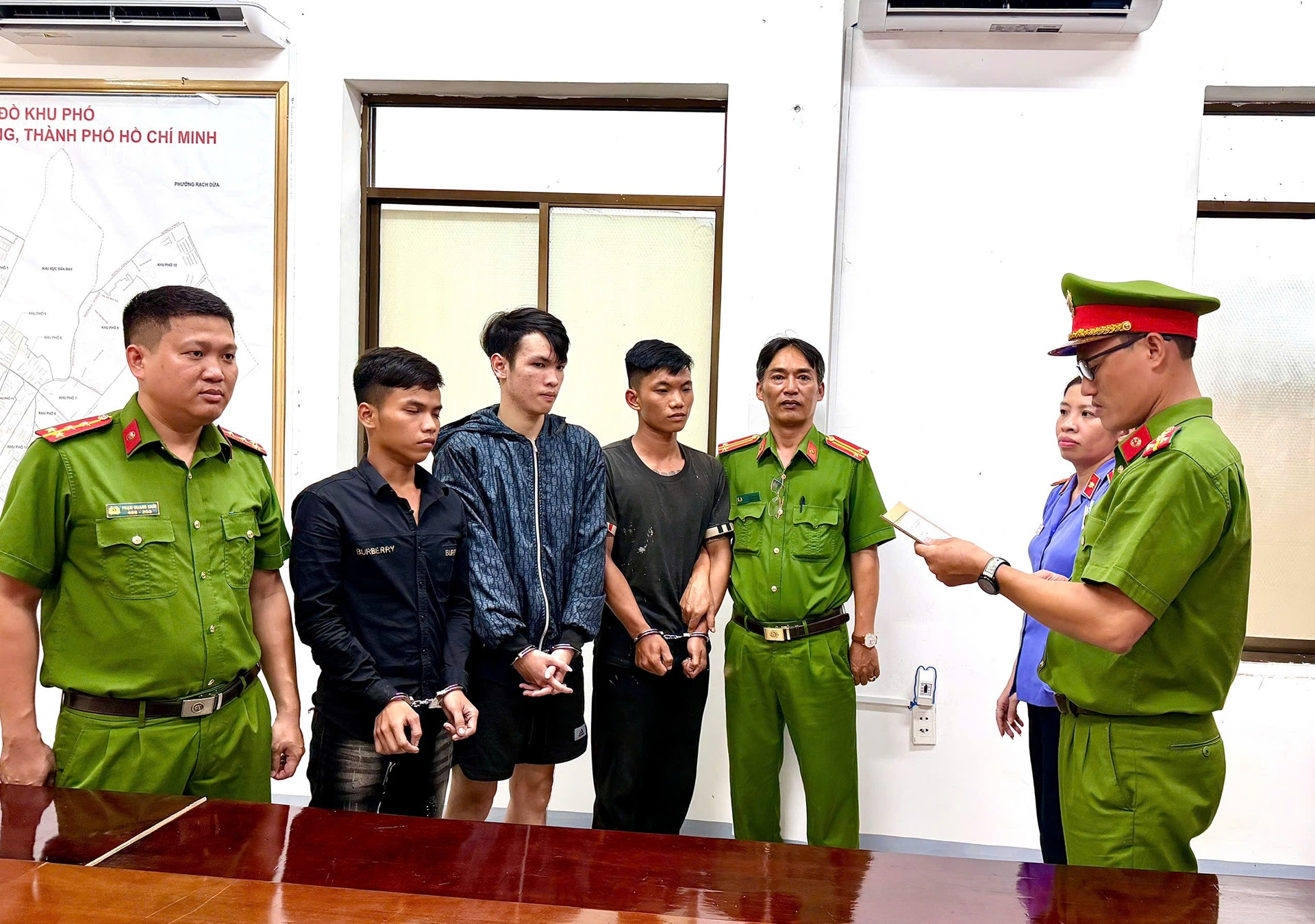 Clip nh&oacute;m thanh ni&ecirc;n d&ugrave;ng n&oacute;n bảo hiểm "t&aacute;ng" mạnh v&agrave;o đầu khiến người đi đường ng&atilde; nh&agrave;o: Bắt khẩn cấp 3 đối tượng- Ảnh 2.