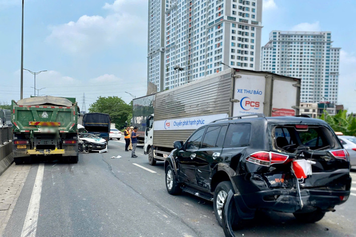 Khoảnh khắc giải cứu t&agrave;i xế khỏi &ocirc; t&ocirc; bẹp d&uacute;m sau tai nạn ở H&agrave; Nội- Ảnh 3.