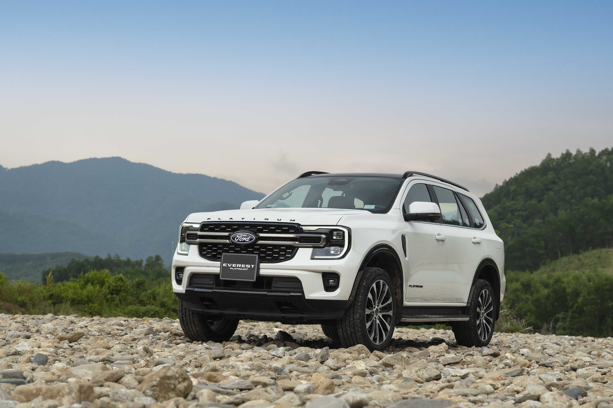 Ford Everest 2026 ra mắt Việt Nam: Bổ sung bản Platinum+ m&aacute;y xăng 300 m&atilde; lực, th&ecirc;m sức &eacute;p cho Santa Fe, Fortuner- Ảnh 3.
