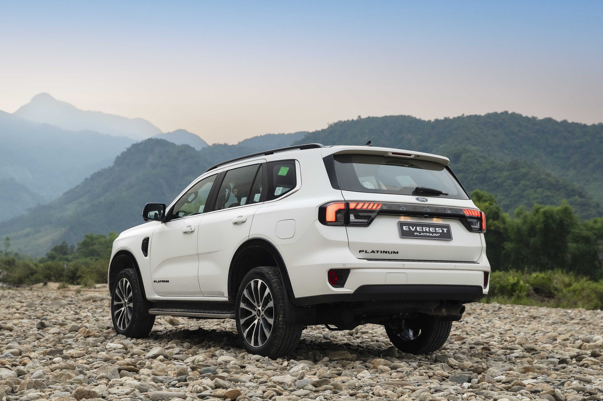 Ford Everest 2026 ra mắt Việt Nam: Bổ sung bản Platinum+ m&aacute;y xăng 300 m&atilde; lực, th&ecirc;m sức &eacute;p cho Santa Fe, Fortuner- Ảnh 4.