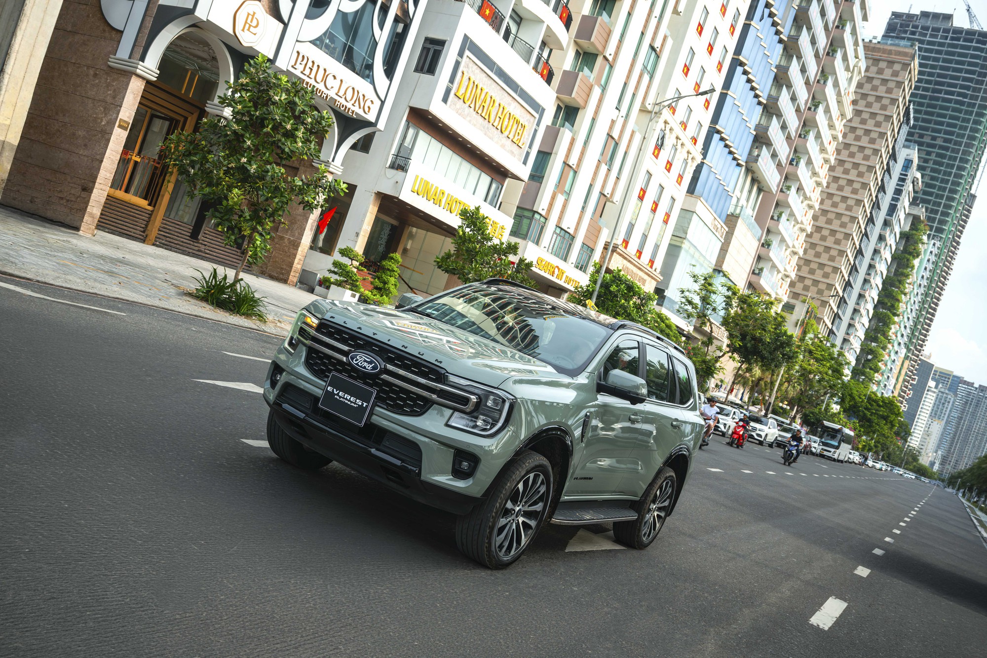 Ford Everest 2026 ra mắt Việt Nam: Bổ sung bản Platinum+ m&aacute;y xăng 300 m&atilde; lực, th&ecirc;m sức &eacute;p cho Santa Fe, Fortuner- Ảnh 2.