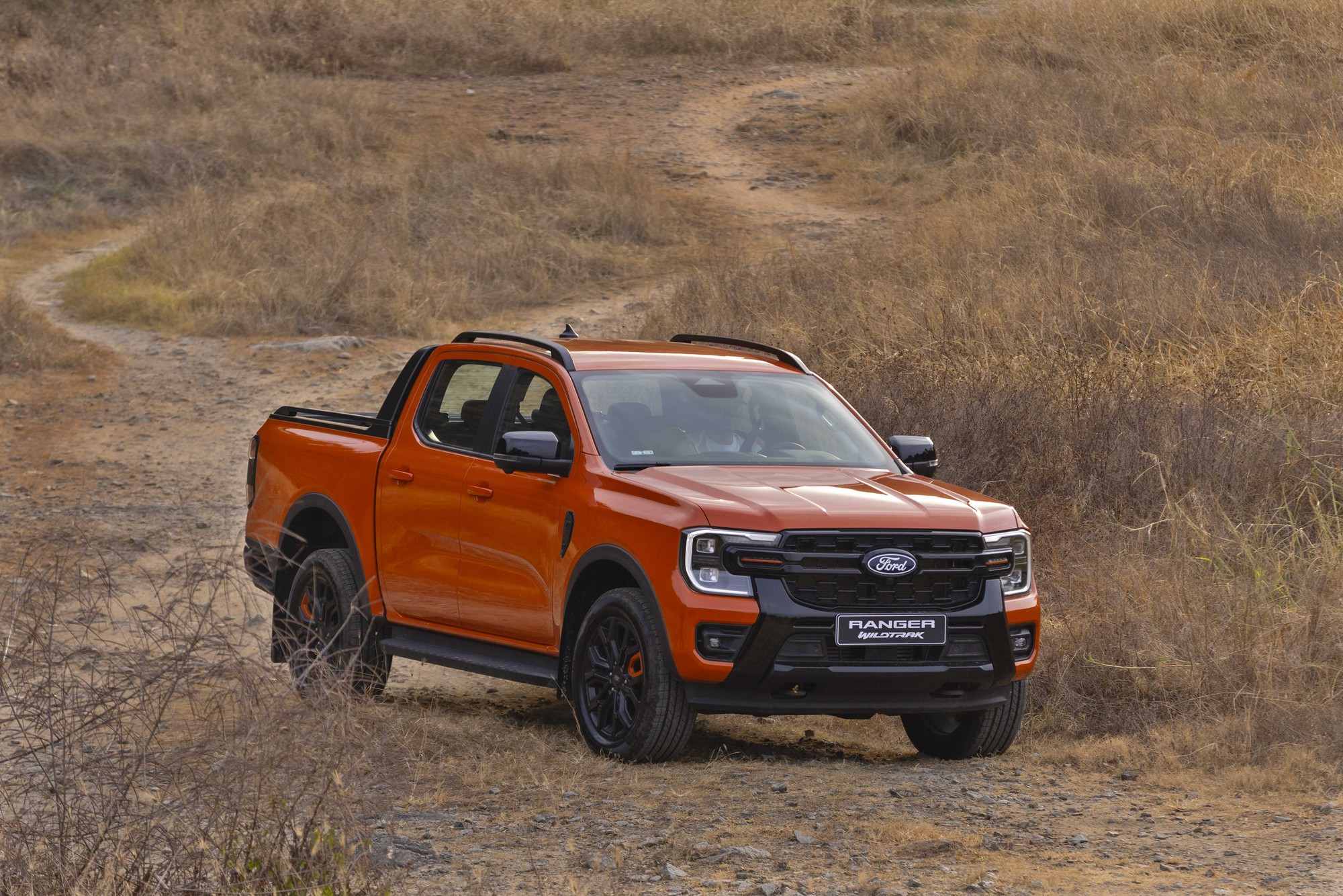 Ford Ranger Wildtrak n&acirc;ng cấp tại Việt Nam: Động cơ 3.0L V6, thiết kế tinh chỉnh nhẹ c&aacute; t&iacute;nh hơn, &lsquo;phả hơi n&oacute;ng&rsquo; l&ecirc;n Hilux, Triton- Ảnh 1.