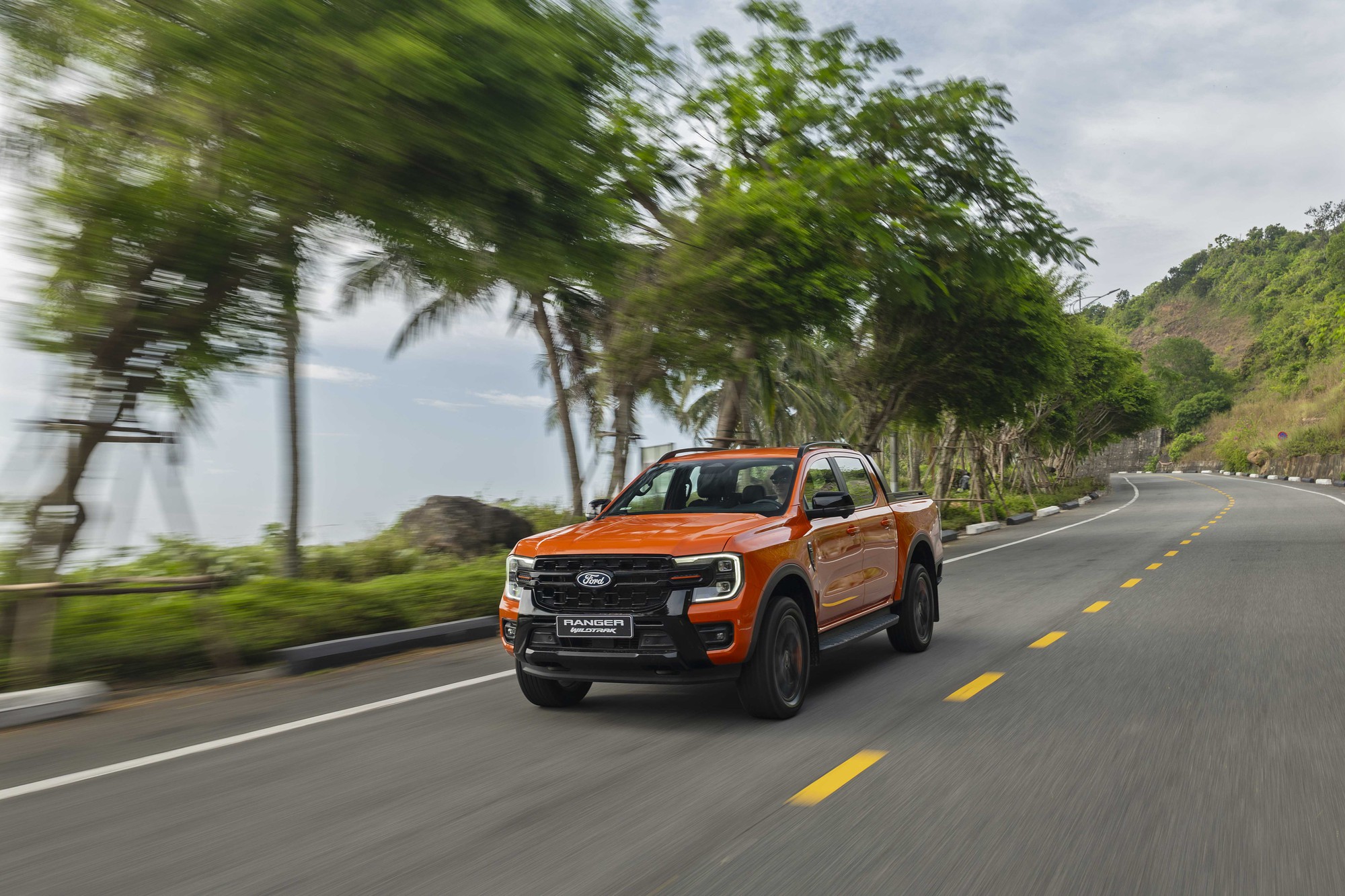 Ford Ranger Wildtrak n&acirc;ng cấp tại Việt Nam: Động cơ 3.0L V6, thiết kế tinh chỉnh nhẹ c&aacute; t&iacute;nh hơn, &lsquo;phả hơi n&oacute;ng&rsquo; l&ecirc;n Hilux, Triton- Ảnh 6.