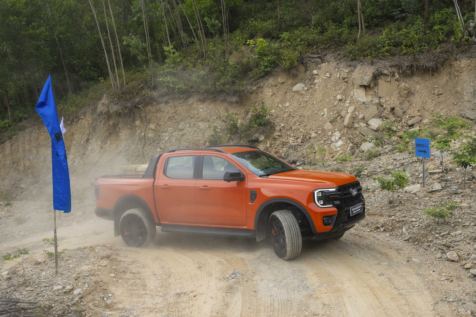 Ford Ranger Wildtrak n&acirc;ng cấp tại Việt Nam: Động cơ 3.0L V6, thiết kế tinh chỉnh nhẹ c&aacute; t&iacute;nh hơn, &lsquo;phả hơi n&oacute;ng&rsquo; l&ecirc;n Hilux, Triton- Ảnh 5.