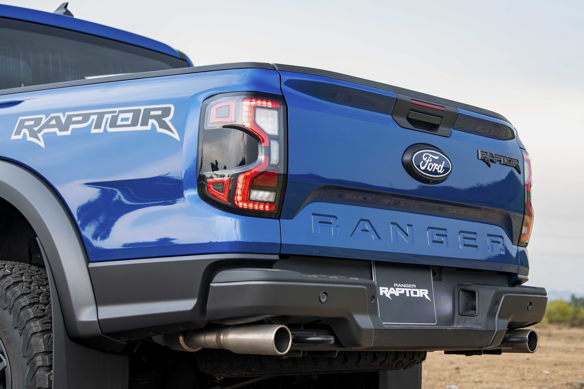Ảnh thực tế Ford Ranger Raptor 2026 tại Việt Nam: M&aacute;y xăng mạnh gần 400 m&atilde; lực, loa B&O, ống p&ocirc; t&ugrave;y chỉnh &acirc;m thanh- Ảnh 19.