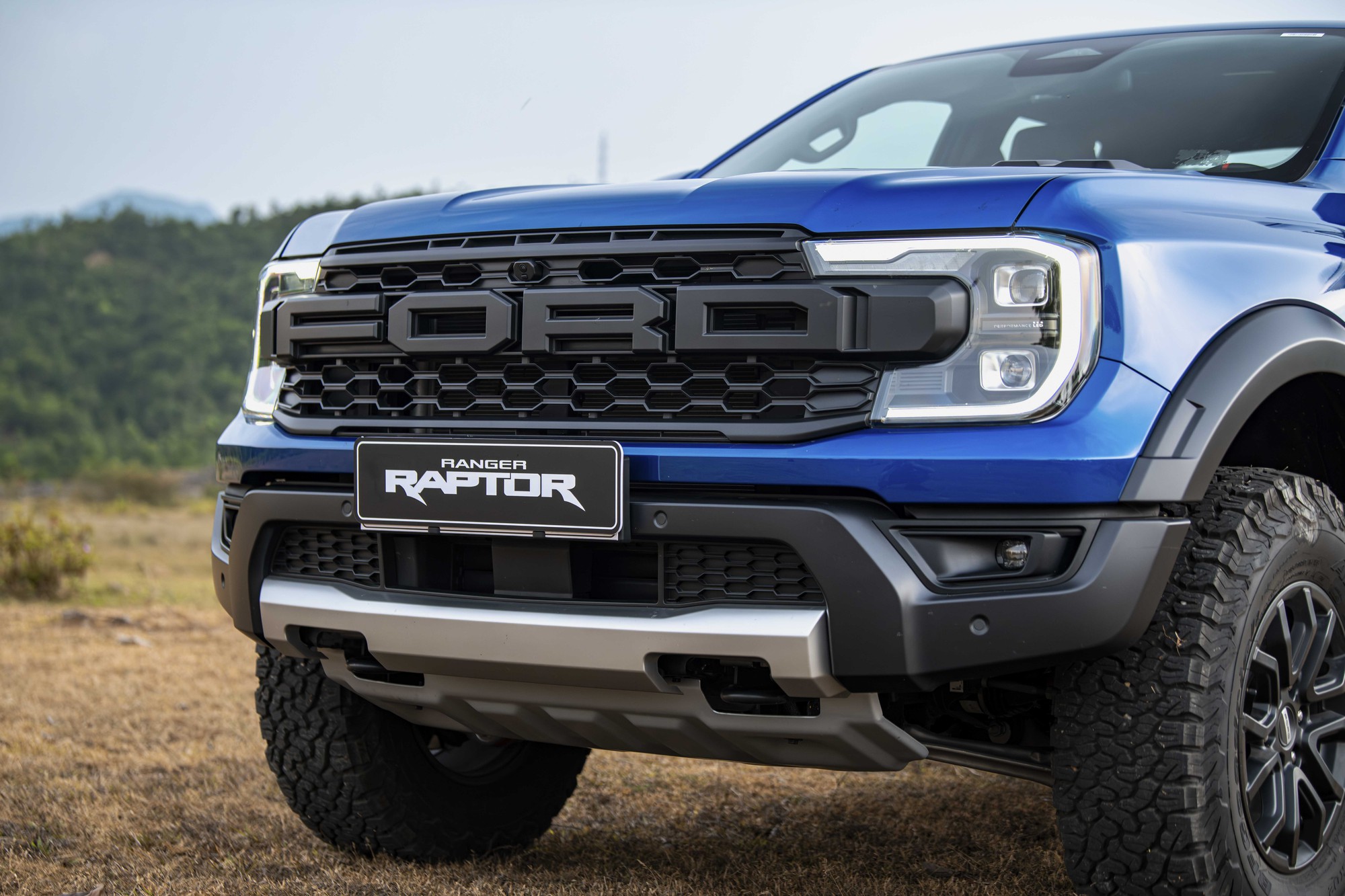 Ảnh thực tế Ford Ranger Raptor 2026 tại Việt Nam: M&aacute;y xăng mạnh gần 400 m&atilde; lực, loa B&O, ống p&ocirc; t&ugrave;y chỉnh &acirc;m thanh- Ảnh 18.