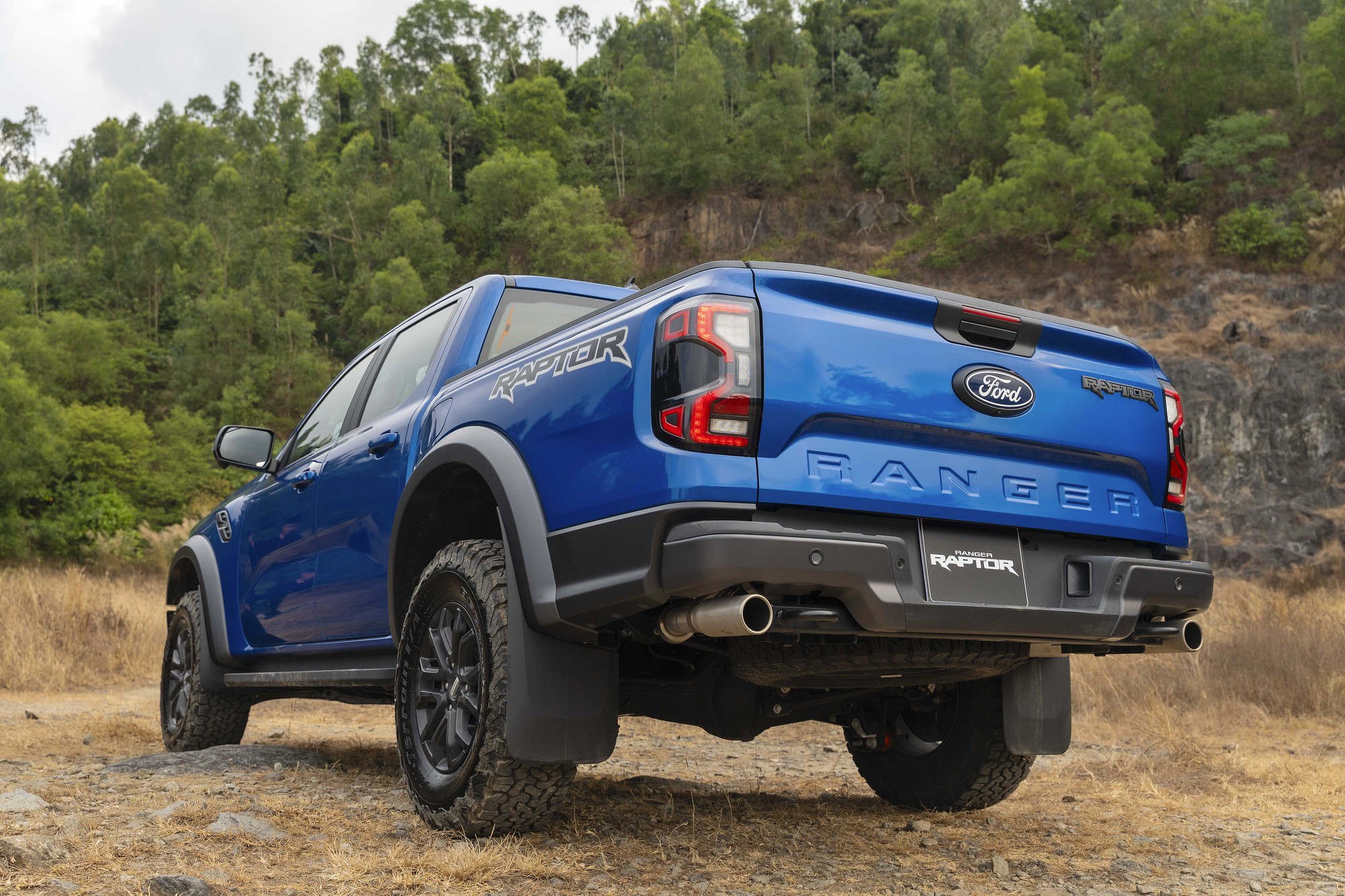 Ảnh thực tế Ford Ranger Raptor 2026 tại Việt Nam: M&aacute;y xăng mạnh gần 400 m&atilde; lực, loa B&O, ống p&ocirc; t&ugrave;y chỉnh &acirc;m thanh- Ảnh 17.