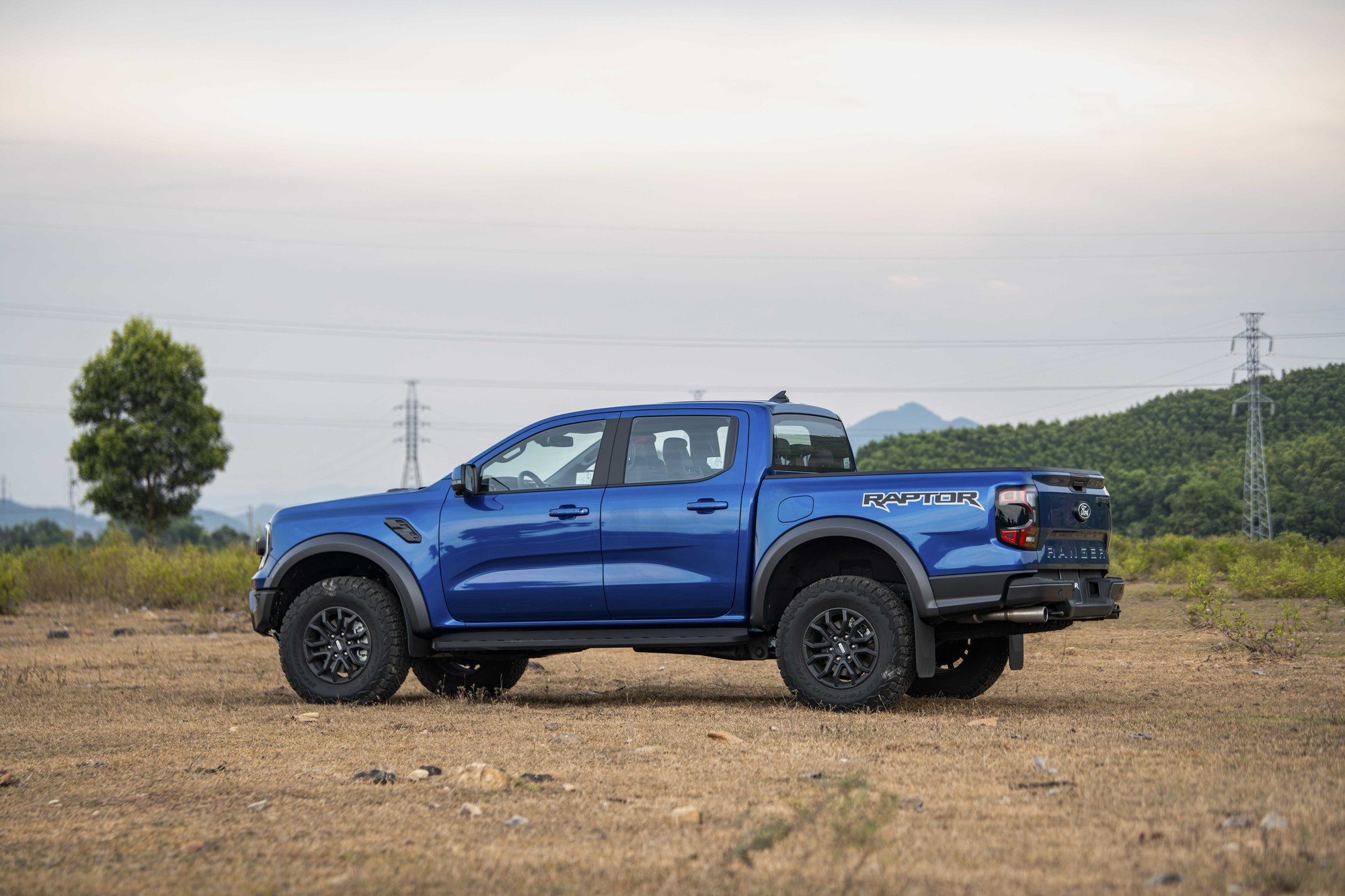 Ảnh thực tế Ford Ranger Raptor 2026 tại Việt Nam: M&aacute;y xăng mạnh gần 400 m&atilde; lực, loa B&O, ống p&ocirc; t&ugrave;y chỉnh &acirc;m thanh- Ảnh 15.