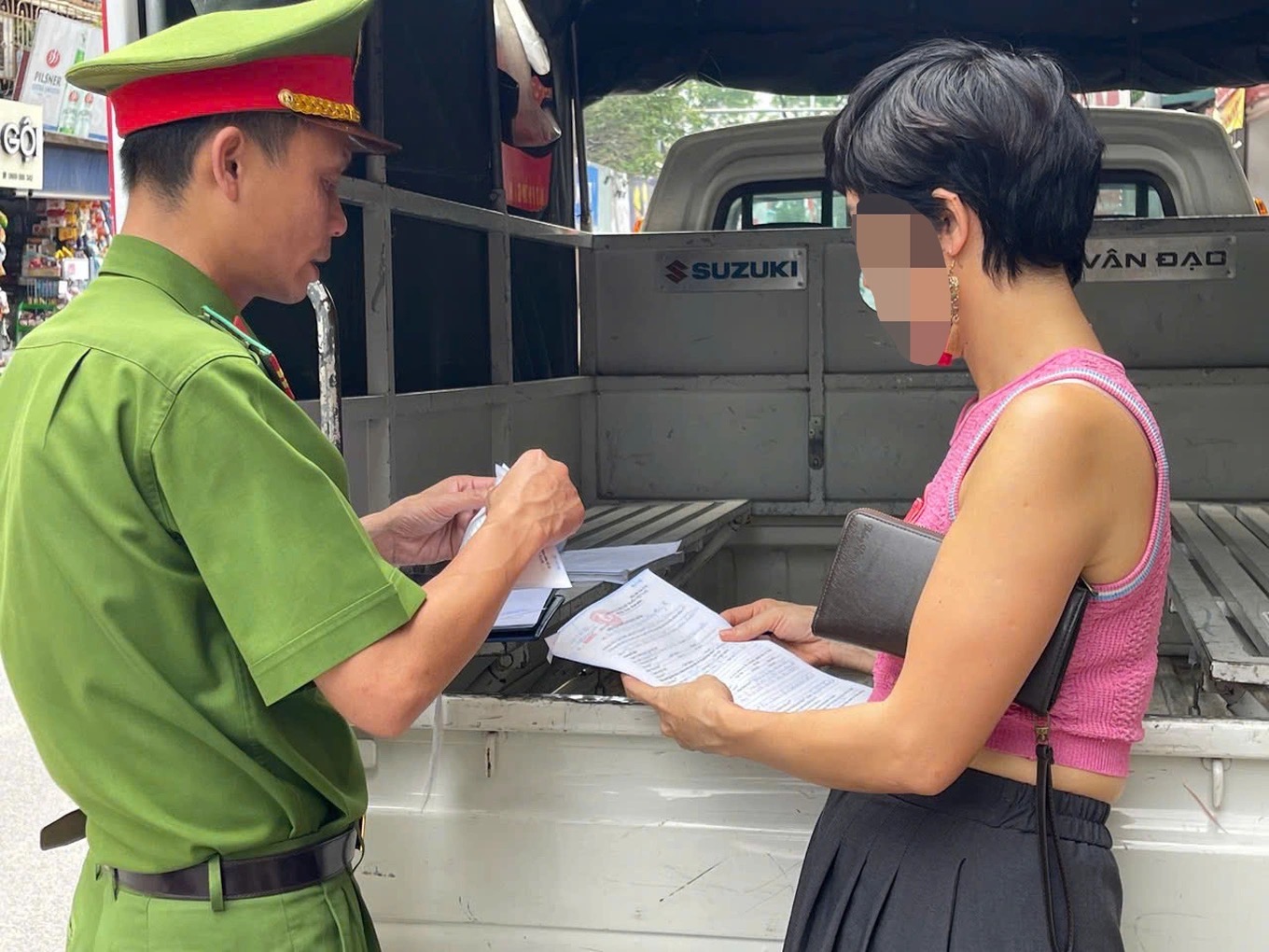 Nữ t&agrave;i xế ở H&agrave; Nội lớn tiếng với cảnh s&aacute;t giữa phố: Đ&atilde; r&otilde; nguồn cơn v&agrave; c&aacute;i kết- Ảnh 2.