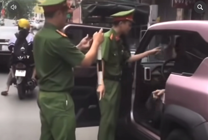 Nữ t&agrave;i xế ở H&agrave; Nội lớn tiếng với cảnh s&aacute;t giữa phố: Đ&atilde; r&otilde; nguồn cơn v&agrave; c&aacute;i kết- Ảnh 1.