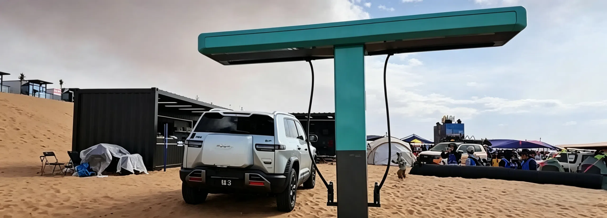 Si&ecirc;u trạm sạc BYD xuất hiện tại sa mạc, tốc độ sạc khiến nhiều người 'ngả ngửa'- Ảnh 1.