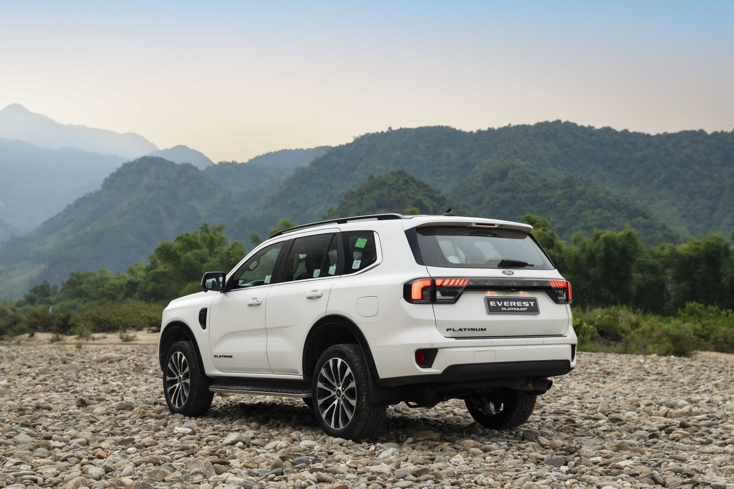 Soi kỹ từng phi&ecirc;n bản Ford Everest 2026: Ch&ecirc;nh đến 500 triệu, kh&aacute;c biệt từ động cơ đến tiện nghi- Ảnh 5.
