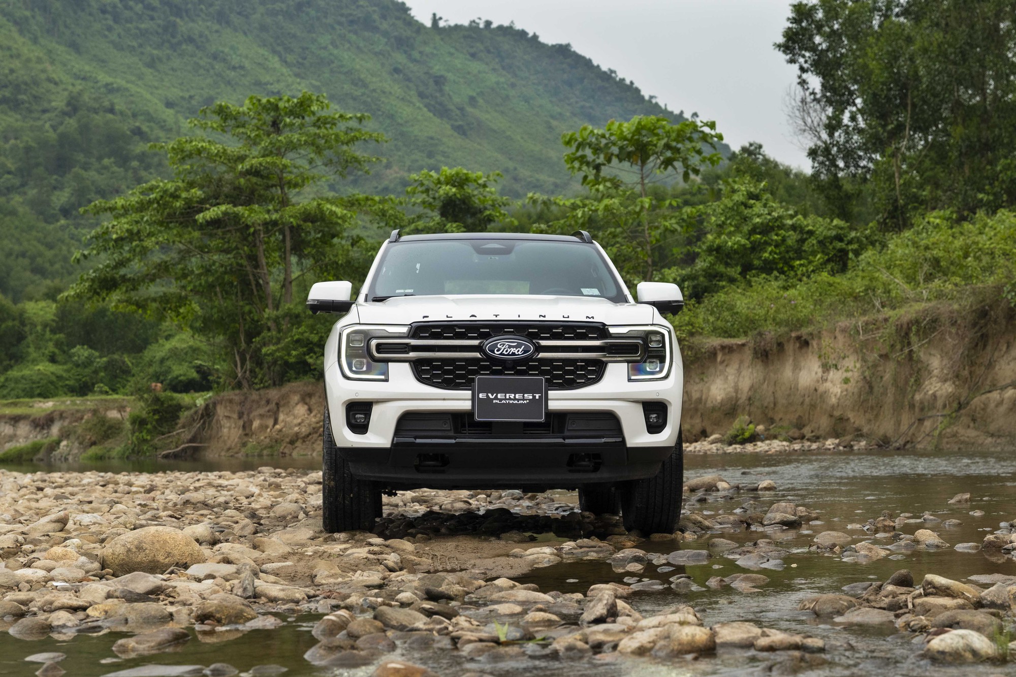 Ford Everest 2026 th&ecirc;m bản Platinum+: Gi&aacute; 1,629 tỷ đồng, d&ugrave;ng động cơ 2.3L mạnh 300 m&atilde; lực, quyết giữ ng&ocirc;i vương SUV 7 chỗ tại Việt Nam- Ảnh 2.