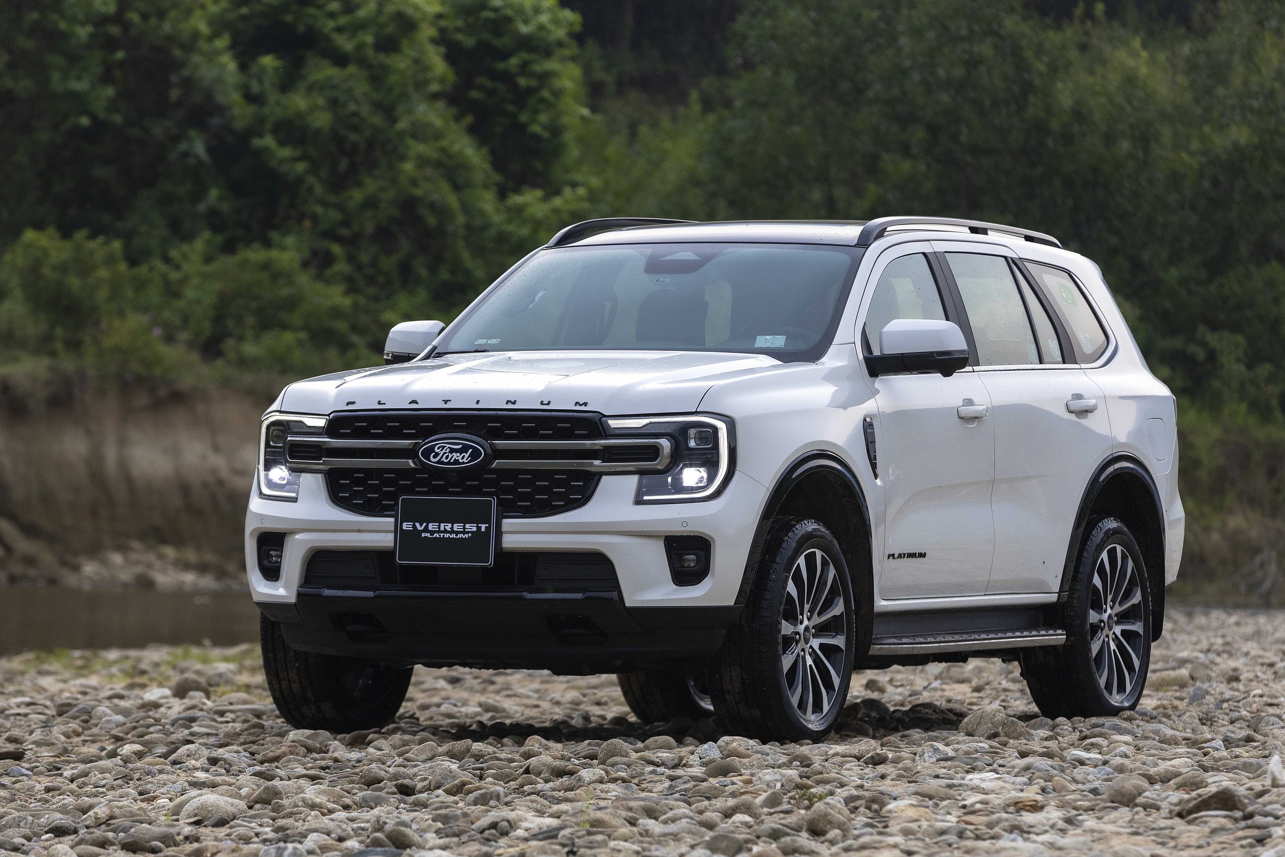 Soi kỹ từng phi&ecirc;n bản Ford Everest 2026: Ch&ecirc;nh đến 500 triệu, kh&aacute;c biệt từ động cơ đến tiện nghi- Ảnh 1.