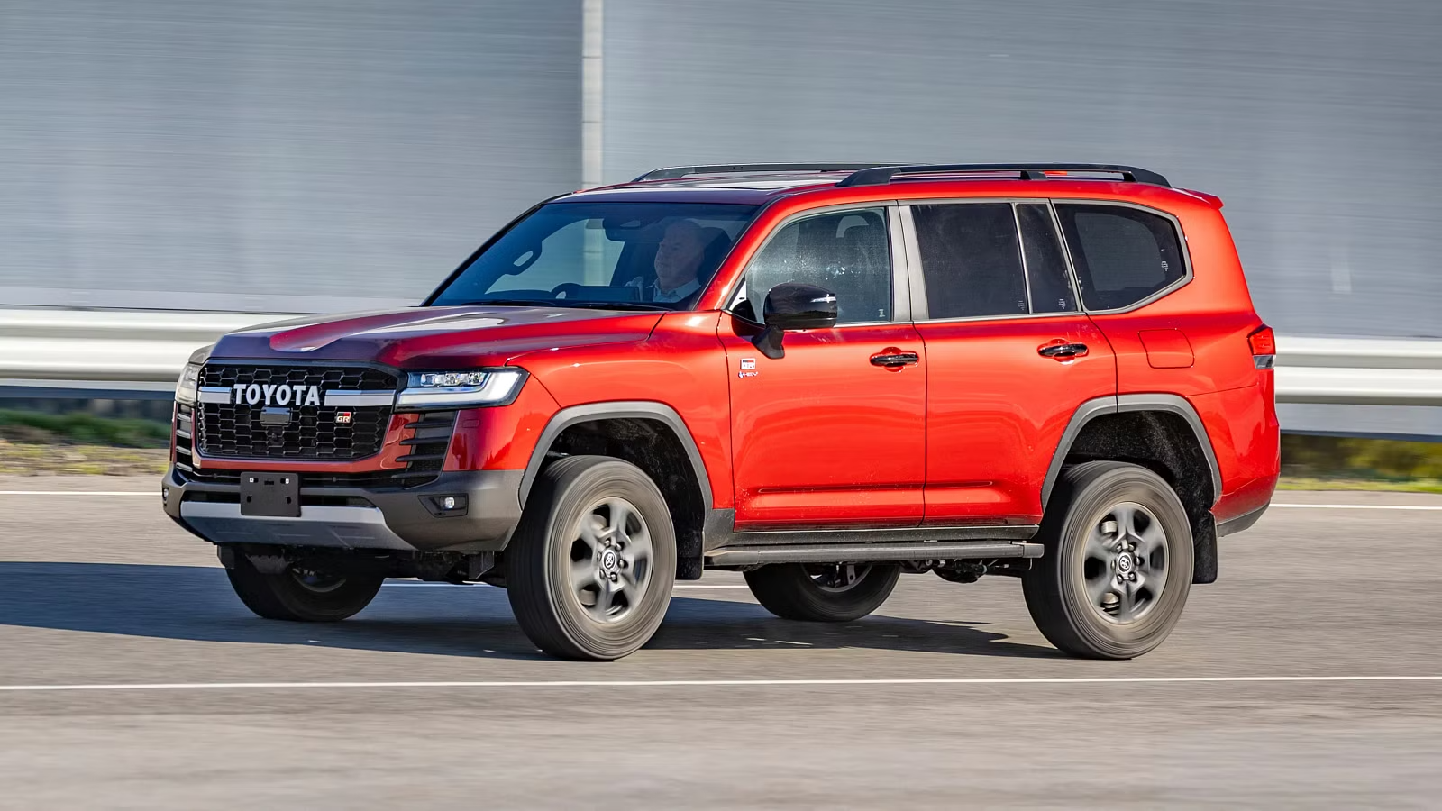 Toyota Land Cruiser hybrid mở b&aacute;n gần Việt Nam: D&ugrave;ng m&aacute;y V6 tăng &aacute;p k&eacute;p, gi&aacute; quy đổi gần 3 tỷ đồng- Ảnh 1.