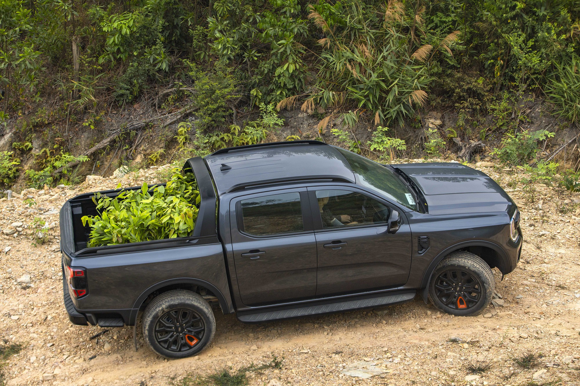 Ford Ranger Wildtrak 2026 chốt gi&aacute; 1,093 tỷ đồng tại Việt Nam với động cơ V6 mới mạnh hơn hẳn Hilux- Ảnh 8.