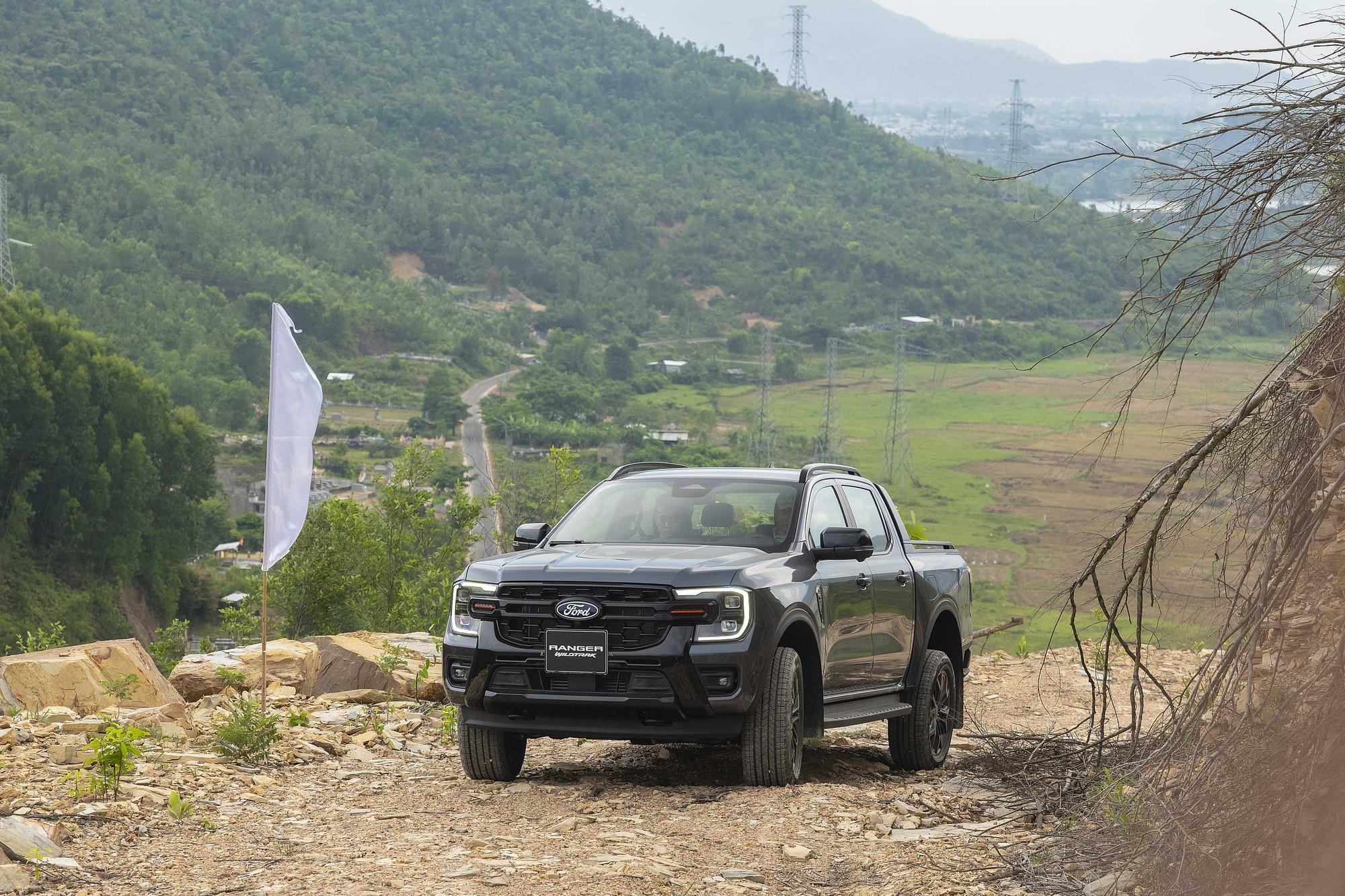 Ford Ranger Wildtrak 2026 chốt gi&aacute; 1,093 tỷ đồng tại Việt Nam với động cơ V6 mới mạnh hơn hẳn Hilux- Ảnh 7.
