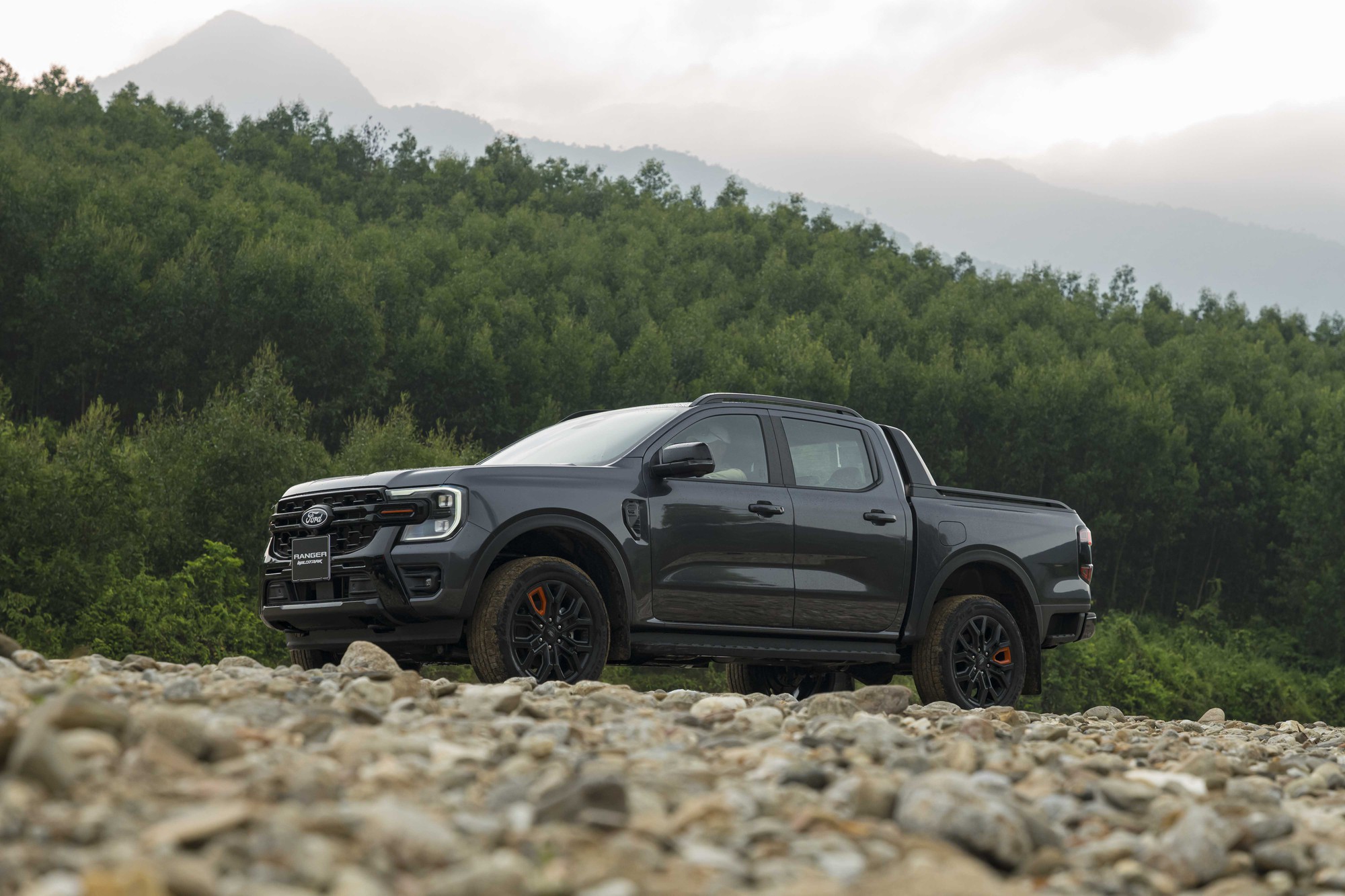 Ford Ranger Wildtrak 2026 chốt gi&aacute; 1,093 tỷ đồng tại Việt Nam với động cơ V6 mới mạnh hơn hẳn Hilux- Ảnh 9.