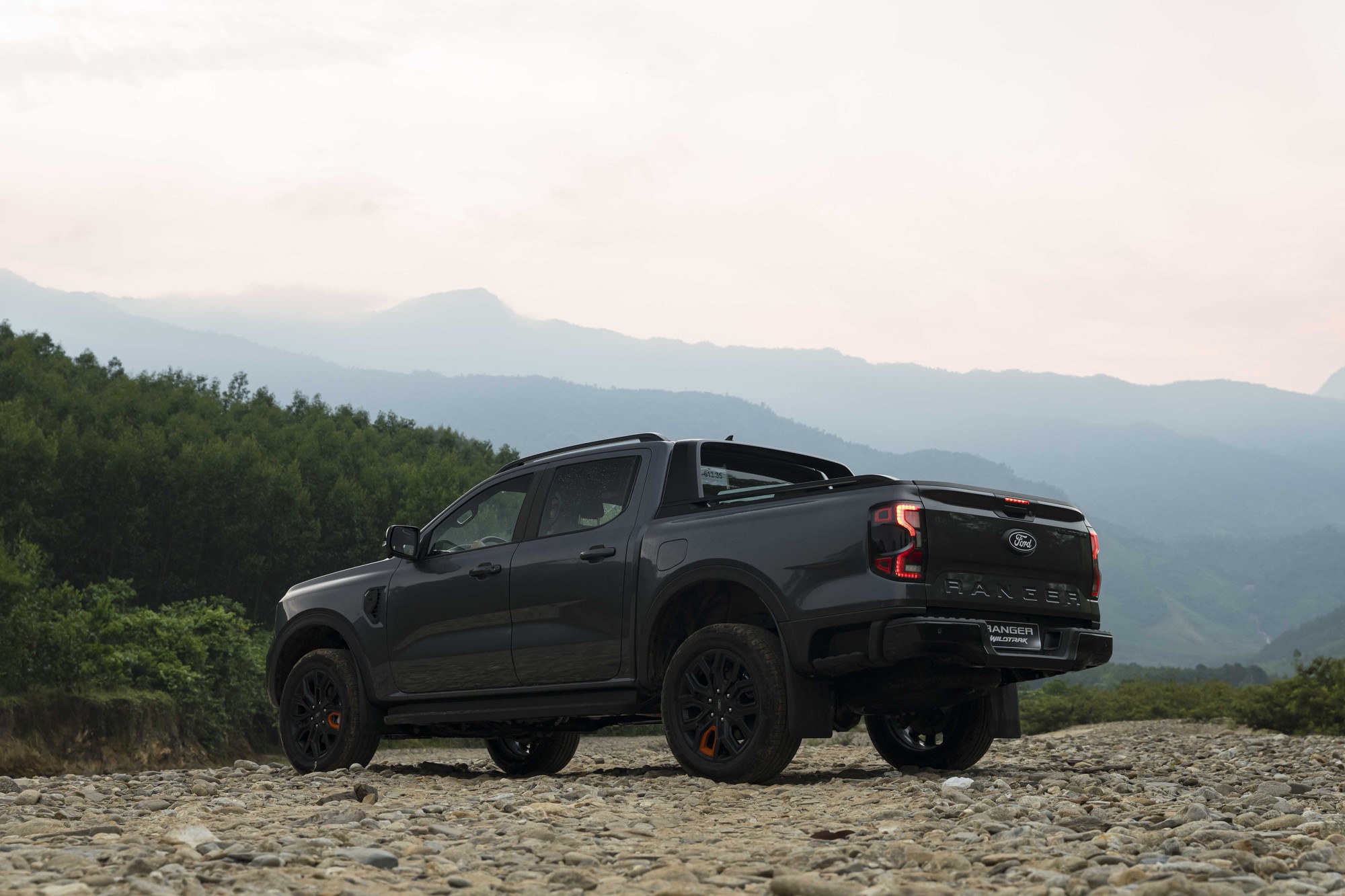 Ford Ranger Wildtrak 2026 chốt gi&aacute; 1,093 tỷ đồng tại Việt Nam với động cơ V6 mới mạnh hơn hẳn Hilux- Ảnh 4.