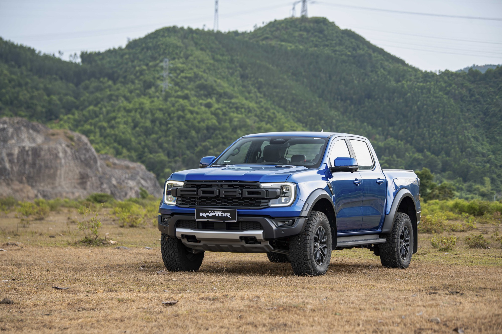 Ford Ranger Raptor xăng chốt gi&aacute; 1,448 tỷ đồng tại Việt Nam: Th&ecirc;m 149 triệu lấy m&aacute;y mới gần 400hp, tiện nghi cao cấp hơn bản m&aacute;y dầu- Ảnh 5.
