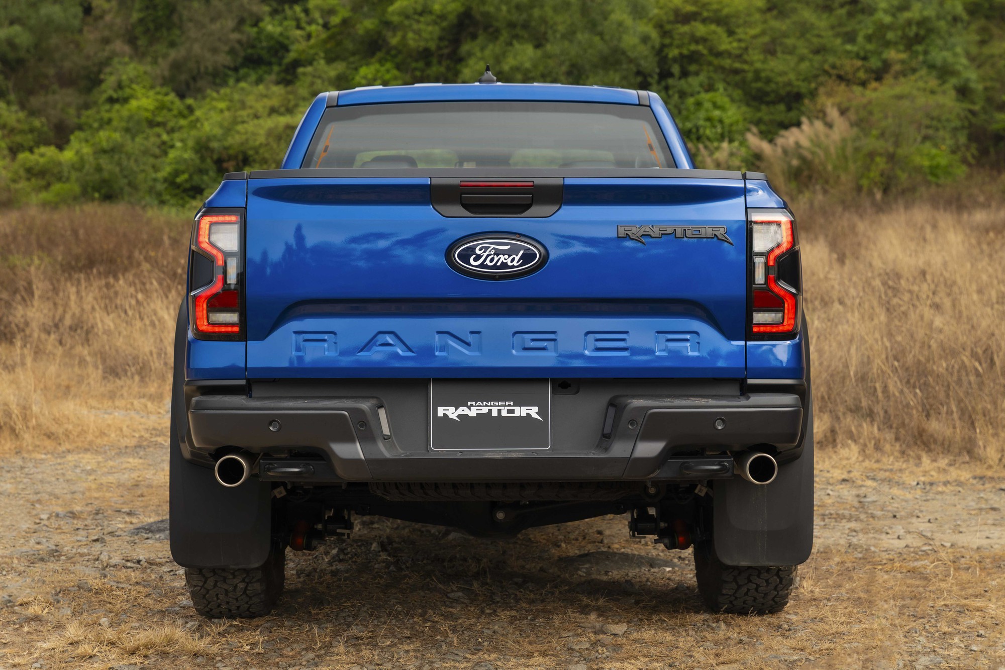 Ford Ranger Raptor xăng chốt gi&aacute; 1,448 tỷ đồng tại Việt Nam: Th&ecirc;m 149 triệu lấy m&aacute;y mới gần 400hp, tiện nghi cao cấp hơn bản m&aacute;y dầu- Ảnh 7.