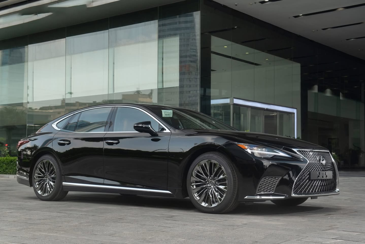 Lexus giảm gi&aacute; th&ecirc;m một số xe hybrid tại Việt Nam: Giảm nhiều nhất 360 triệu đồng, LS 500h giờ rẻ hơn Maybach S 450- Ảnh 2.