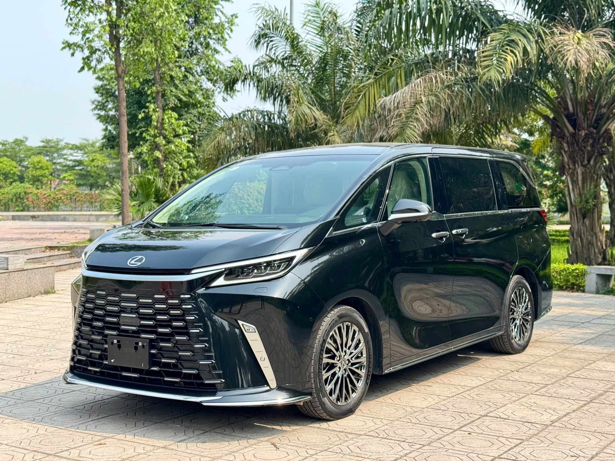 Lexus giảm giá thêm một số xe hybrid tại Việt Nam