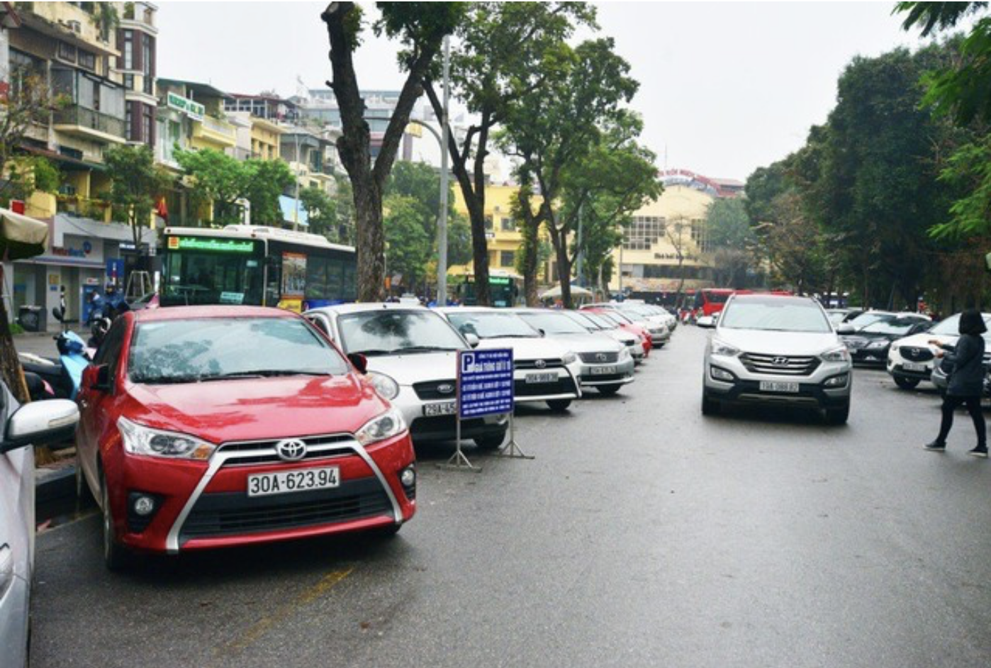 H&agrave; Nội muốn thu ph&iacute; tối đa tới 400.000 đồng/m2 vỉa h&egrave;, l&ograve;ng đường l&agrave;m nơi tr&ocirc;ng giữ &ocirc; t&ocirc;- Ảnh 1.